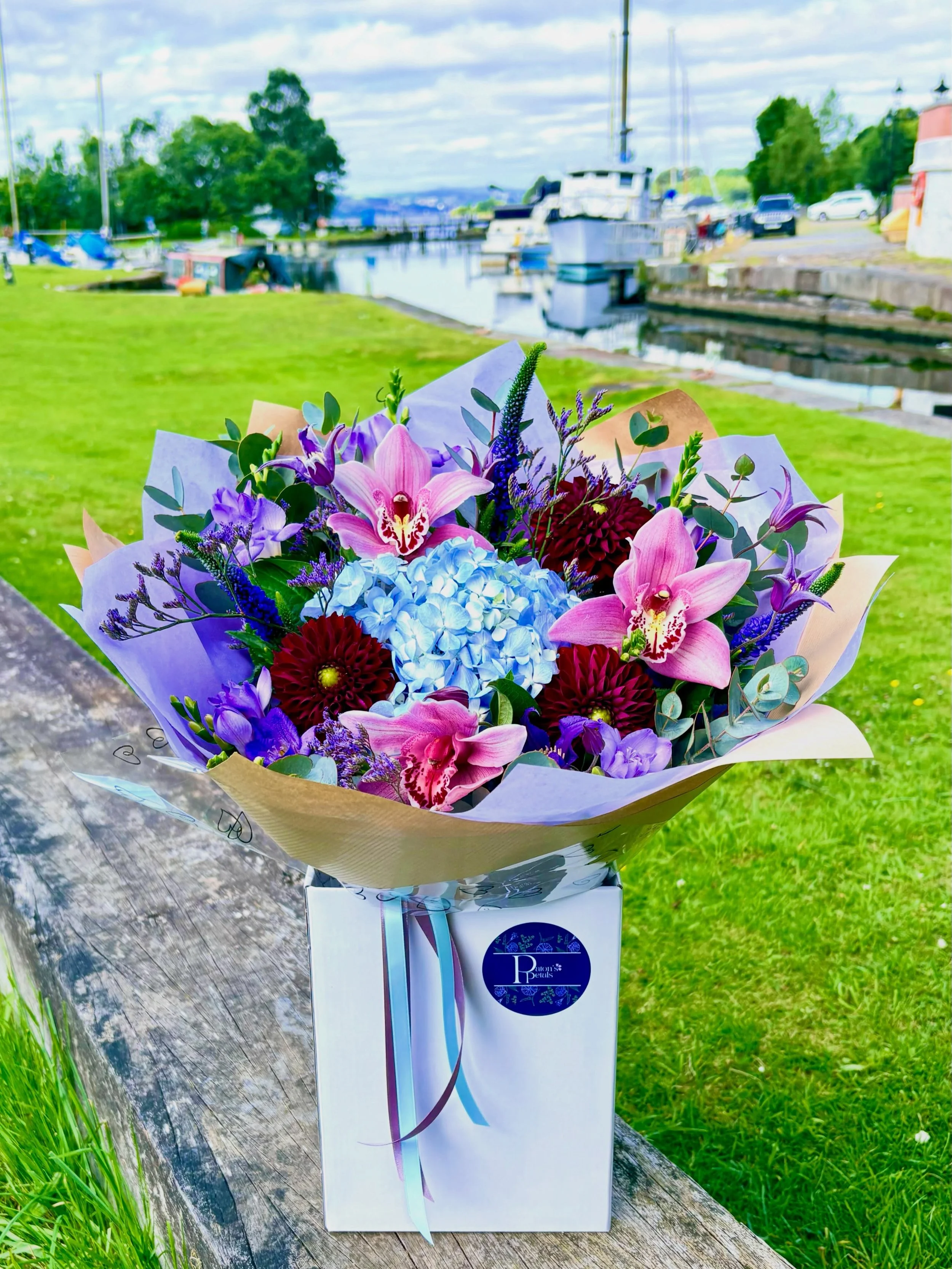 💙💜🩷 A special bouquet for a special young lady 💙💜🩷 Many congratulations to one of our wonderful Paton&rsquo;s colleagues @sarahjamieson_x on her Graduation 👩🏻&zwj;🎓🍾 We hope you like your flowers! ❤️💐 x #lovebowlingharbour #shopsmall #supp
