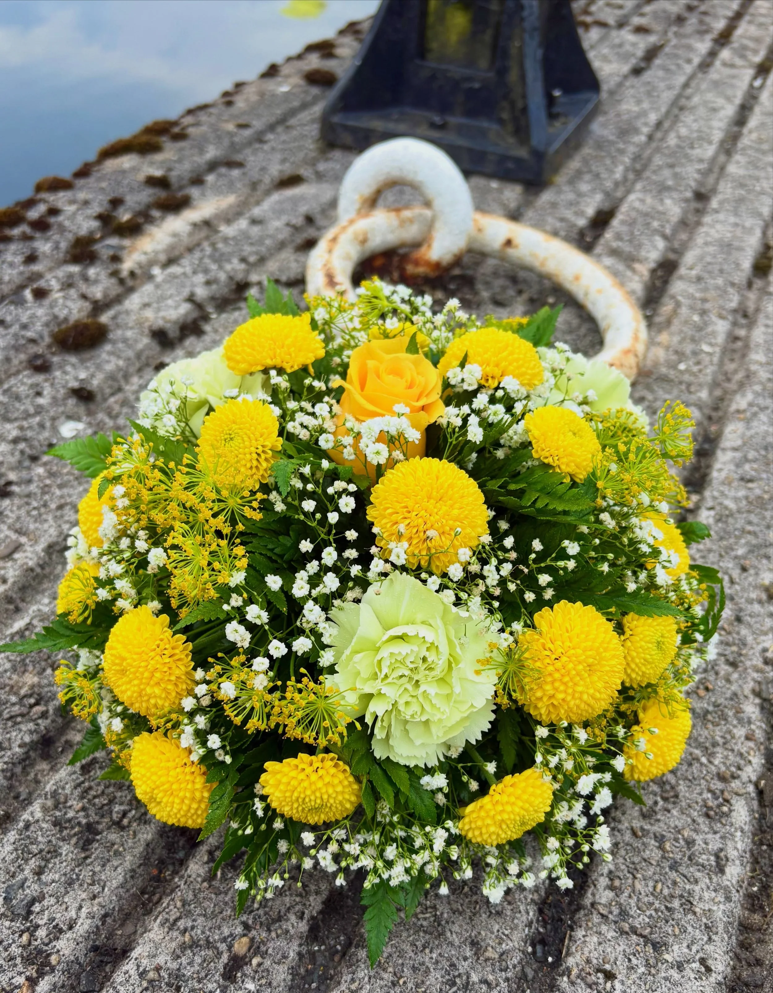 🌅 Good Morning all 🌅 The morning sunshine reminded us of this beautiful sunny memorial dome posy we created recently 💛🌼☀️ bright and pretty, the perfect sentiment for remembering cherished loved ones 🥰🤍 #lovebowlingharbour #shopsmall #supportlo