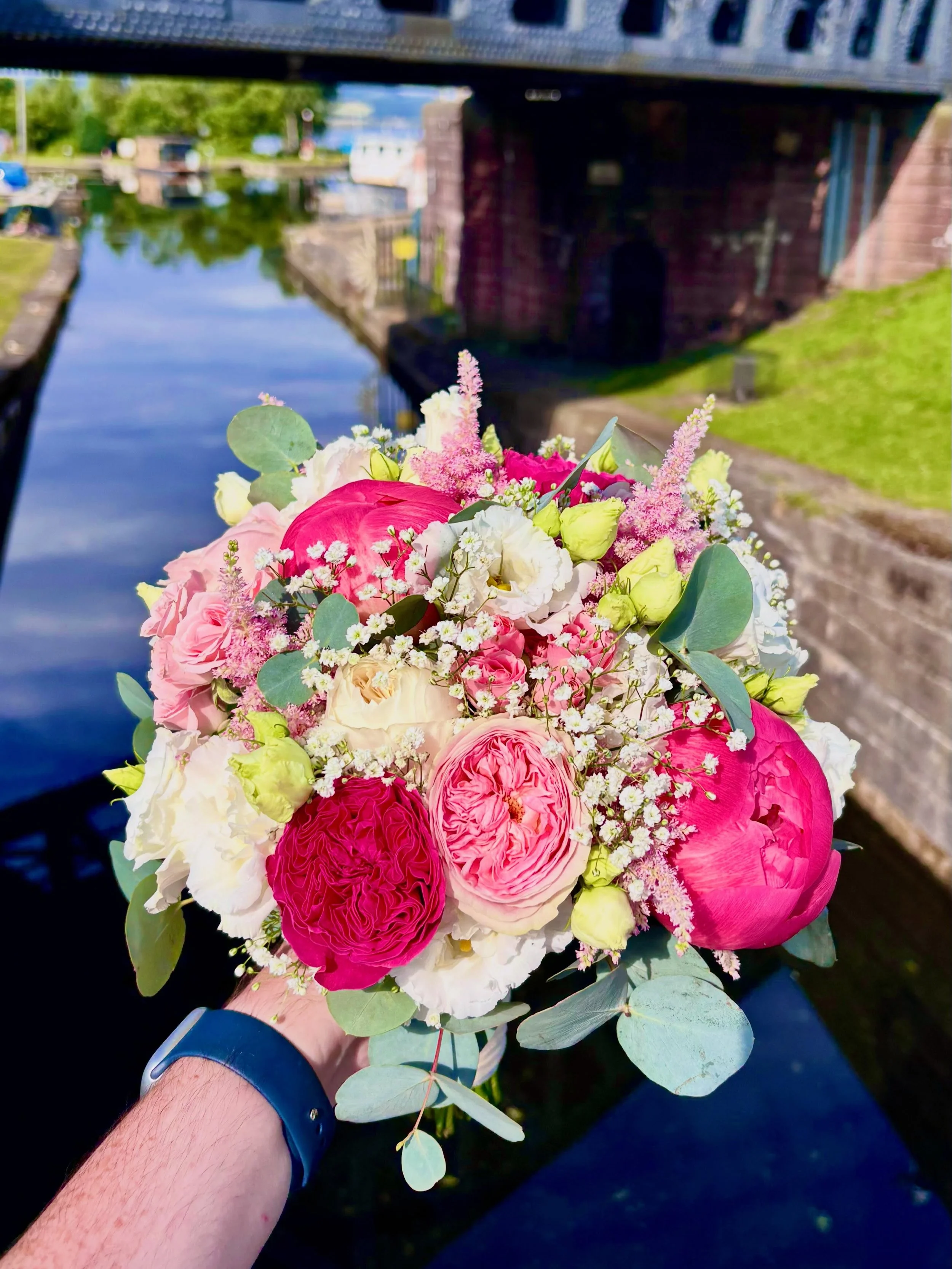 💕💒💕 A huge congratulations to Ruth and Kris on your wedding day yesterday! 🥰🩷 We loved the beautiful mix of soft pinks, creams, raspberry and sage greens 😍 and so happy we managed to get the Peonies included! 🌺🌸 We hope you had a wonderful da
