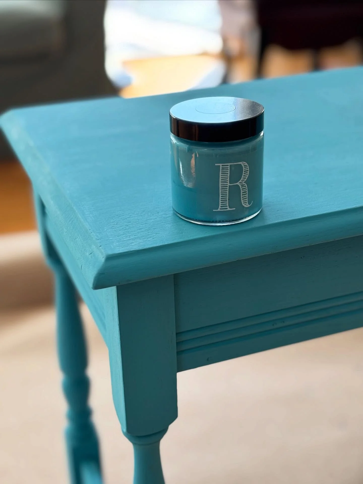 Sommarprojekt!😎
Varf&ouml;r inte utnyttja sommaren till att m&aring;la om m&ouml;bler? Det h&auml;r lilla bordet m&aring;lade jag i en underbar bl&aring; f&auml;rg fr&aring;n franska @ressource_peintures. De har mer &auml;n 360 fantastiska f&auml;rg