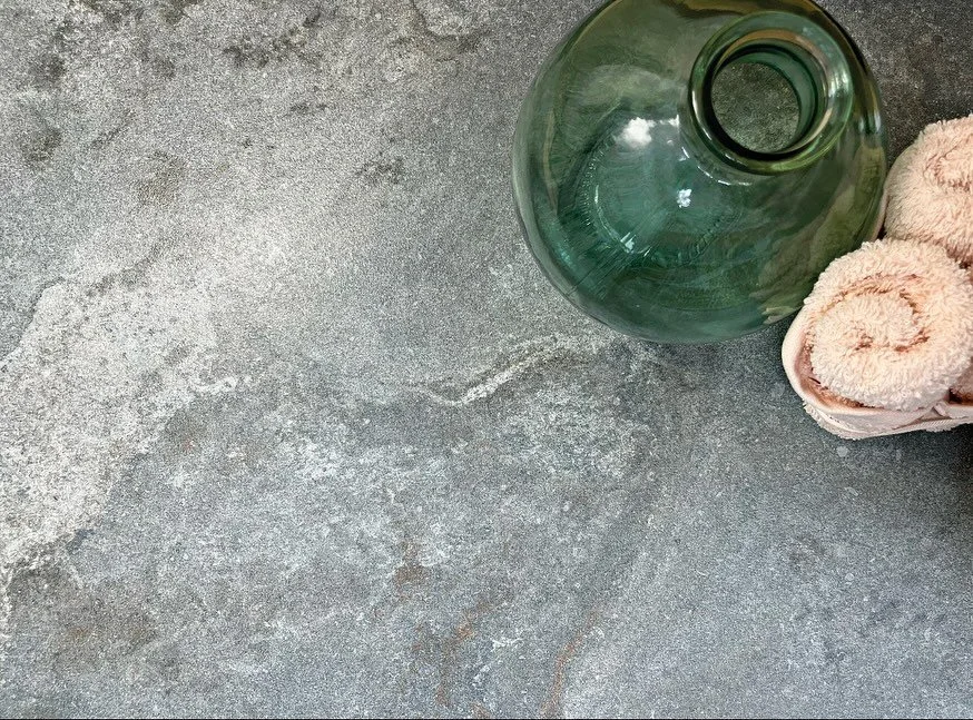 Rockslate - en elegant steninspireret flise i to farver - gr&aring; og sort - begge med strejf af brunt.