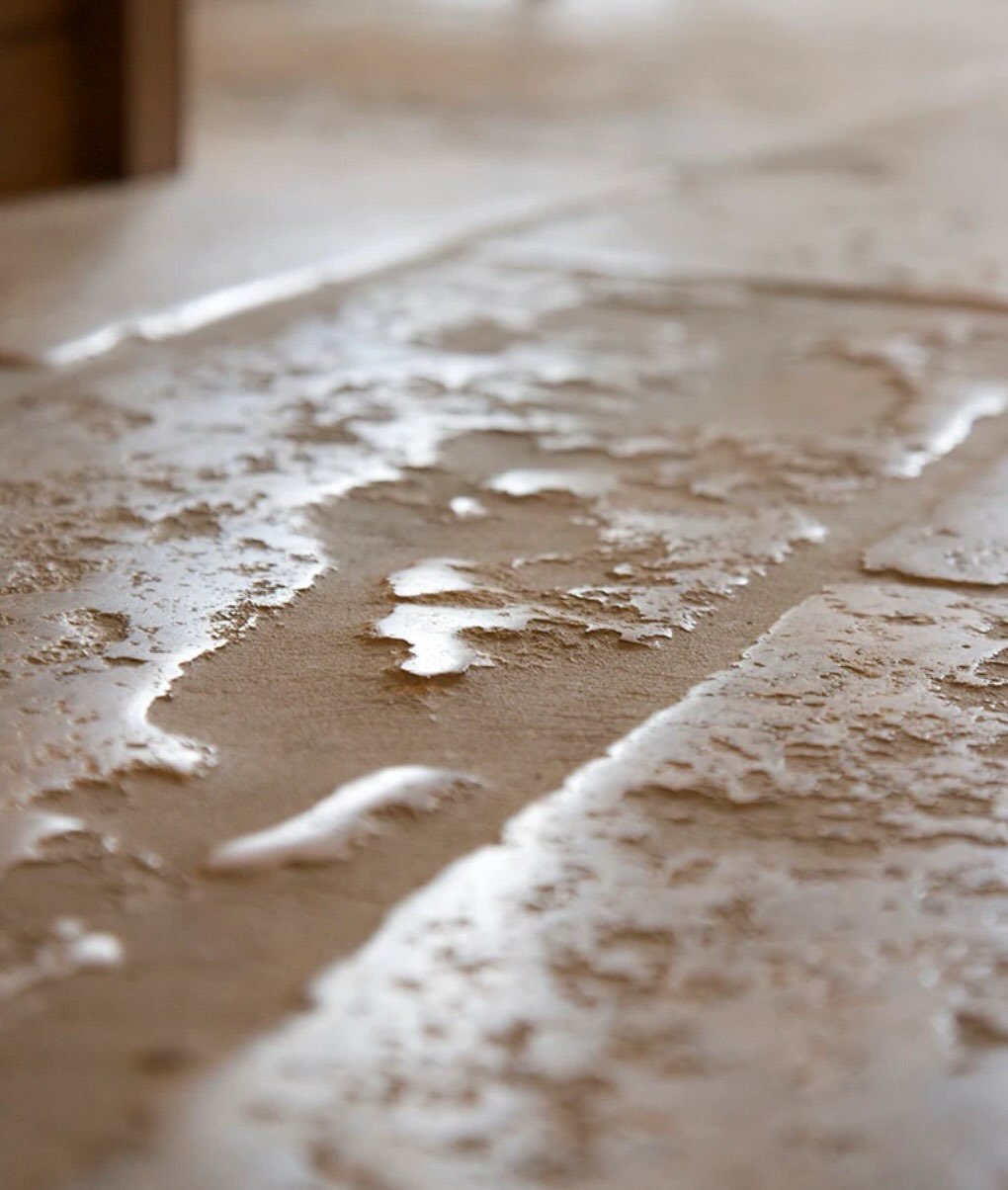 This beautiful stone looks like it has been there for centuries but it is new😍😍 #nauturalstone #stonesforfloor #interior #deco #stengolv