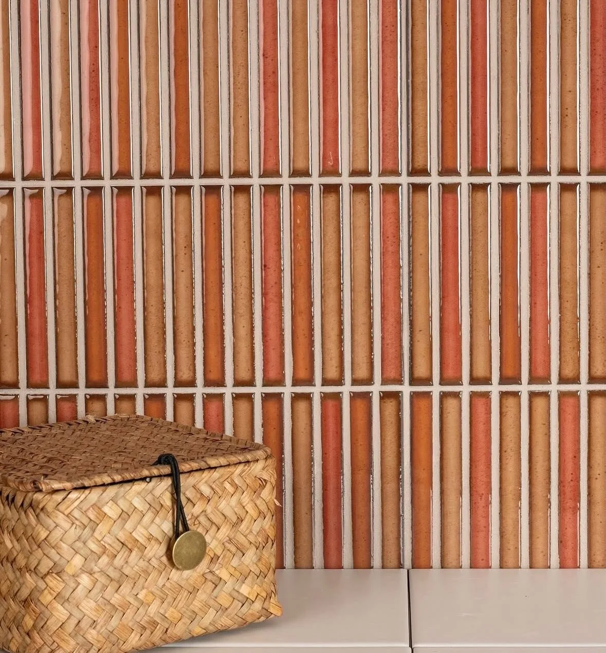 V&aring;ren &auml;r h&auml;r! Vacker kit-kat fr&aring;n @estudioceramico i m&aring;nga f&auml;rger🤩 #kitkattiles #kitkatkakel #k&ouml;kskakel  #badrumskakel #fasadklinker