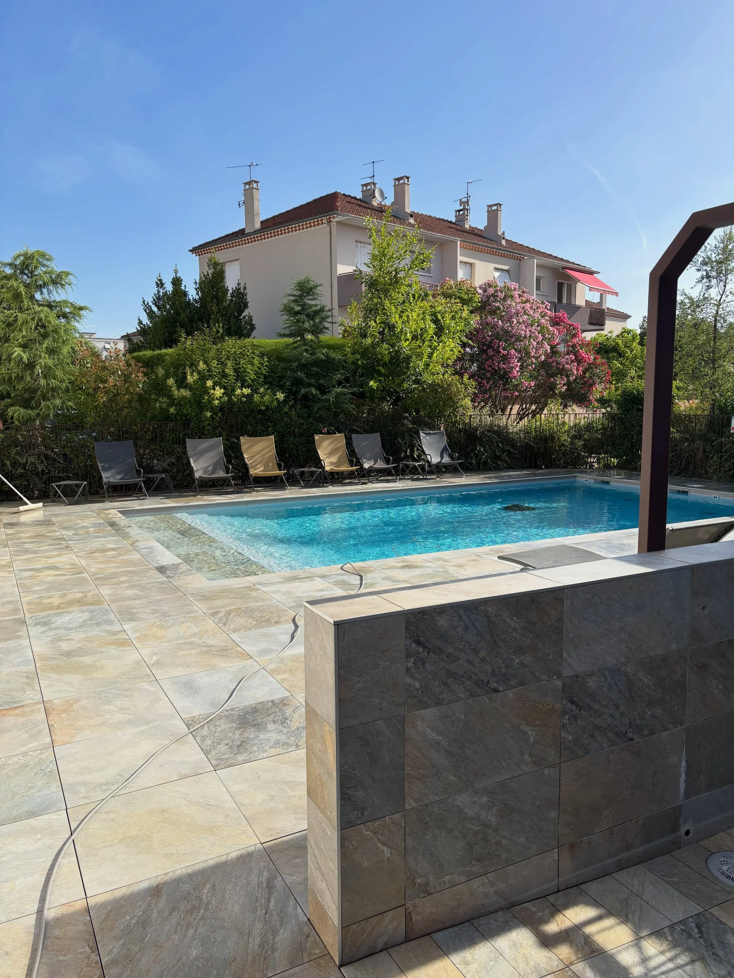 Another lovely Summer day🌞 this tile is Zephyr from @novoceram.fr It gives such a great variation for the pool!