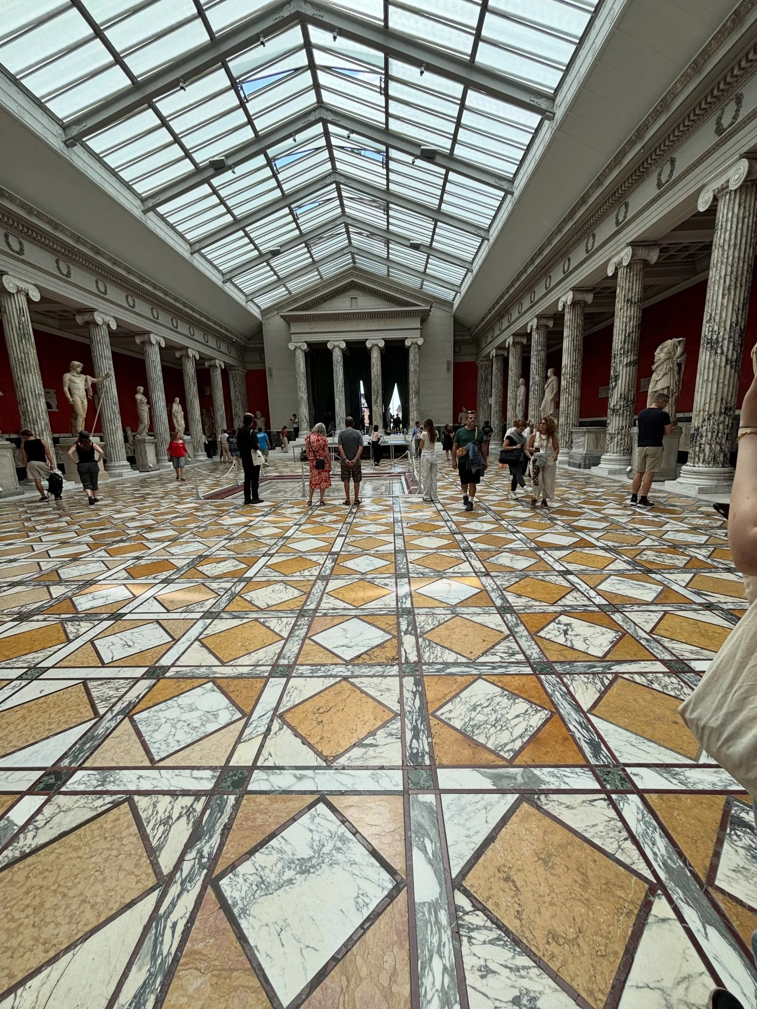 What a floor! 😍Really love this beautiful floor at @glyptoteket