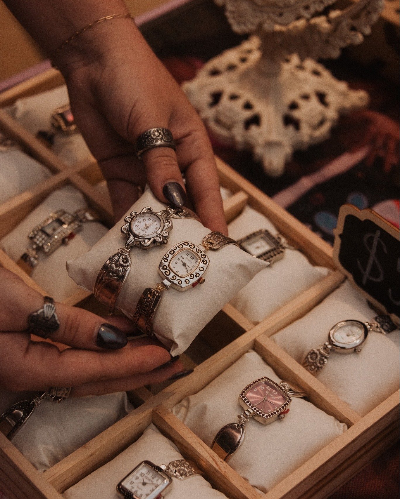 @all.things.ringss will be joining us next Saturday, January 24th for our Phoenix show, and we can't wait! All Things Ringss creates unique accessories and pieces using antique silverware, blending history with modern style 💍 Details 👉

🗓️ Saturda
