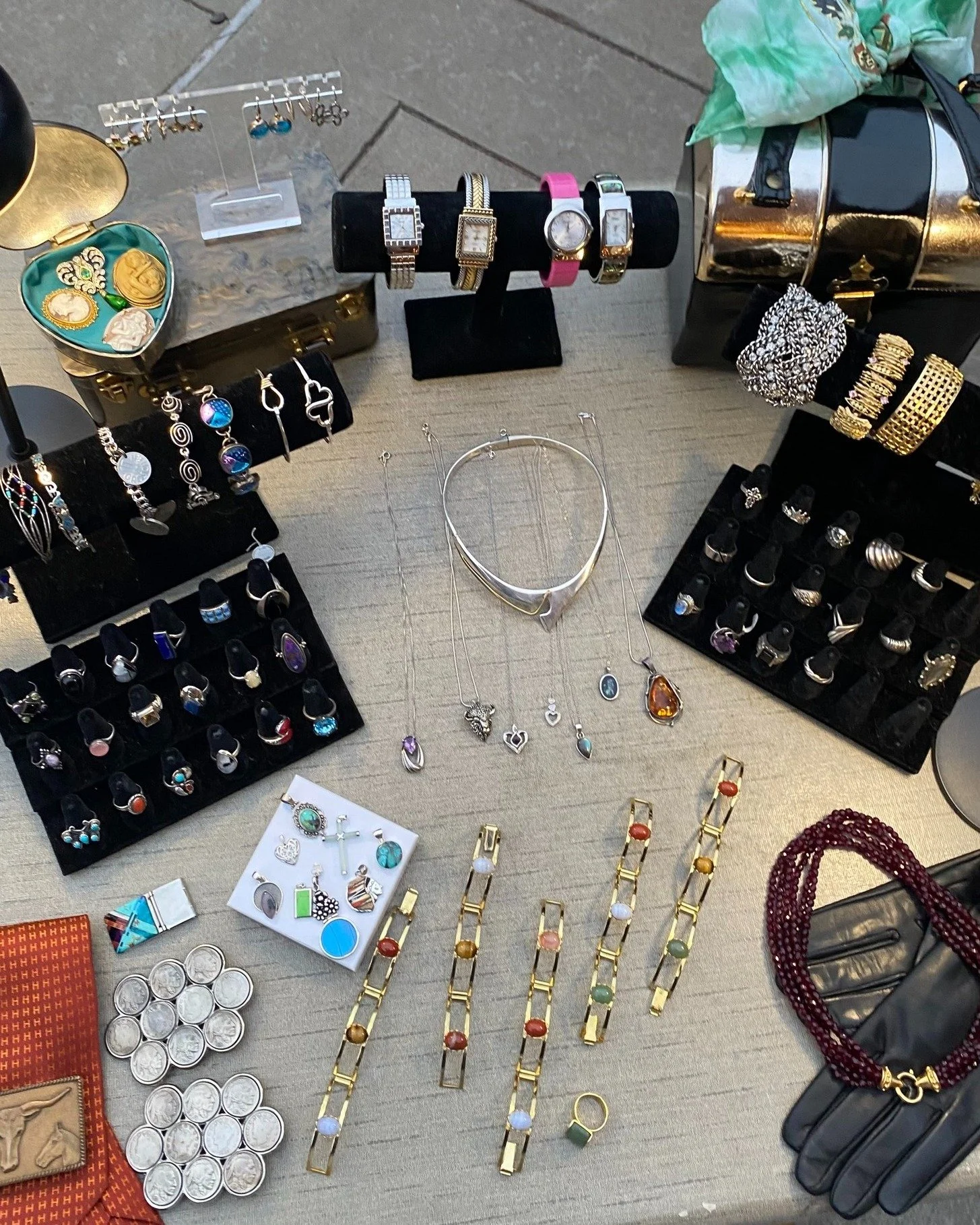 @retrospectrumnyc will be joining us Saturday, March 14th for our Dallas show, and we can't wait! RetroSpectrum NYC specialize in dreamy vintage and designer clothing at all price points, so be sure to stop by and check them out! ✨ Details 👉

🗓️ Sa