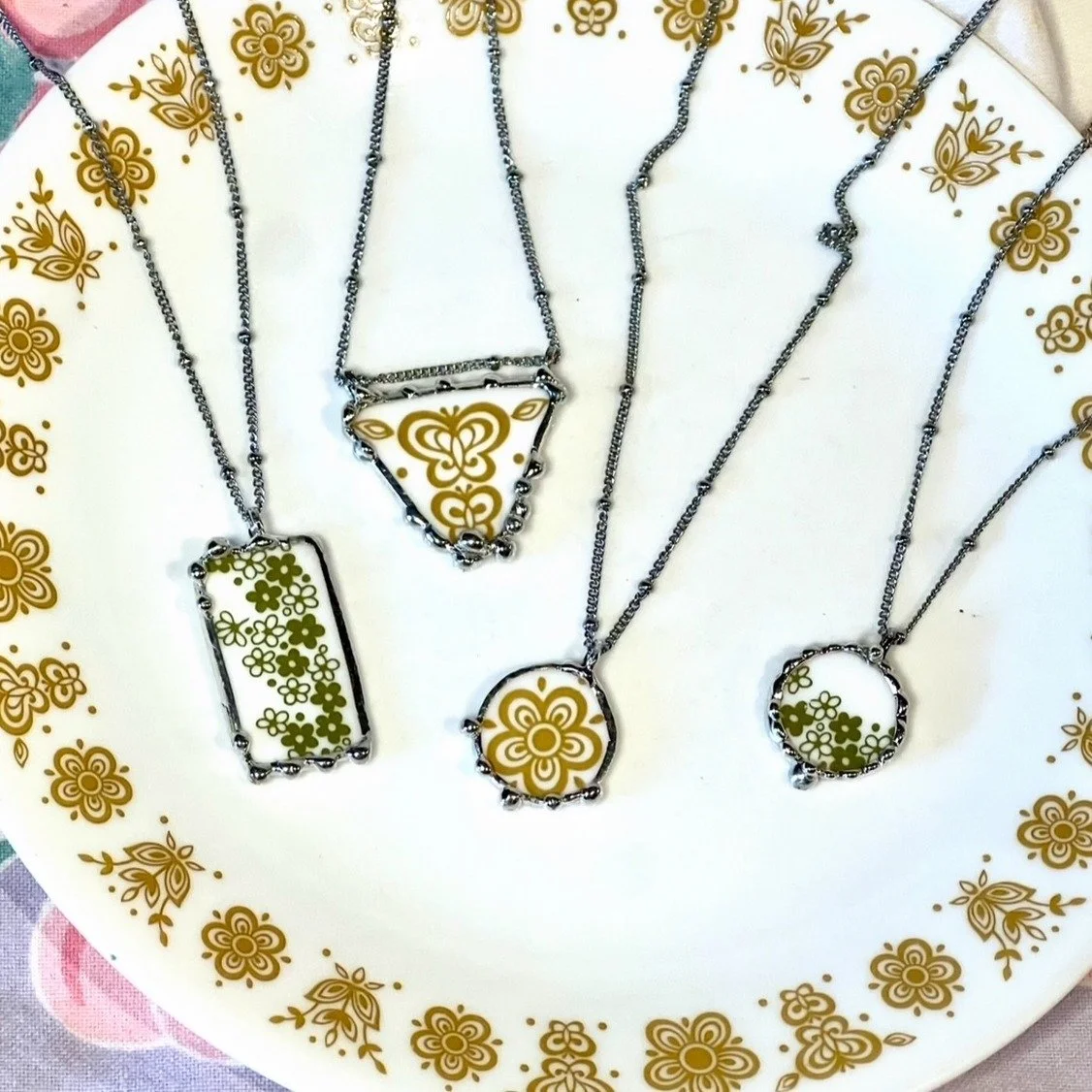 Saturday, March 14th, @agcarusoco will be joining us for our Dallas show! They'll be offering their handmade corelle/pyrex jewelry, up-cycled bags, &amp; macram&eacute;; we can't wait to see what they've created for the show! 🌞 Details 👉

🗓️ Satur