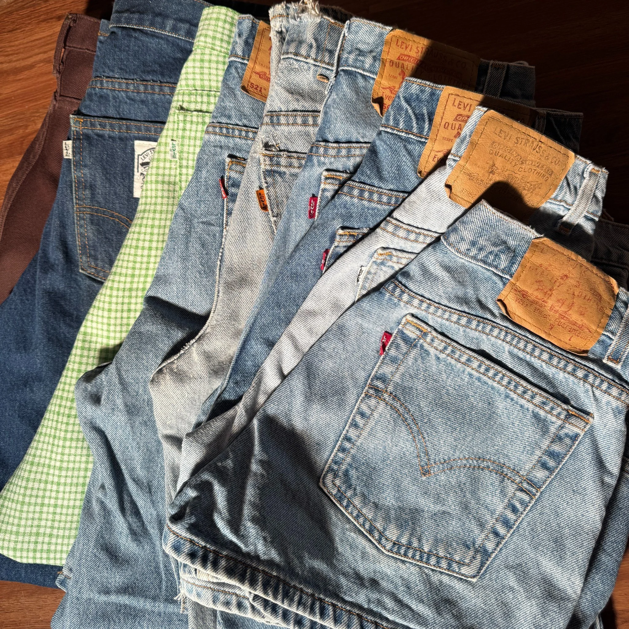 @genies.vintage will be setting up with us NEXT SATURDAY, March 28th for our Rogers show, and we can't wait! Genie's Vintage sells vintage clothing from the 30s -early 2000s, primarily focusing on funky vintage styles and patterns; see you soon NWA! 