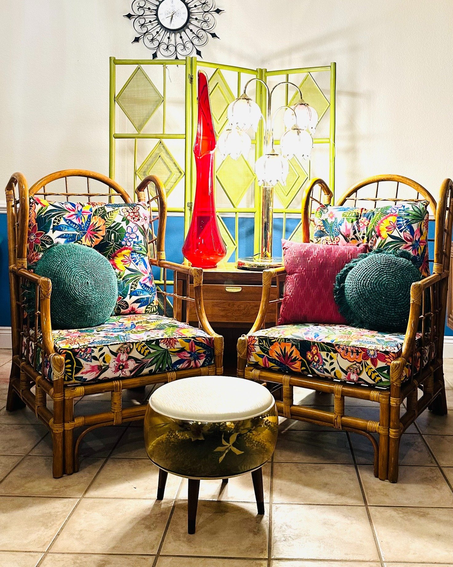 TOMORROW! @dosamigas_vintage will be joining us tomorrow, March 28th for our Rogers show! Dos Amigas Vintage is where bold color, funky flair, and timeless design collide. Specializing in an eclectic mix of Mid-Century Modern and retro vintage goods,