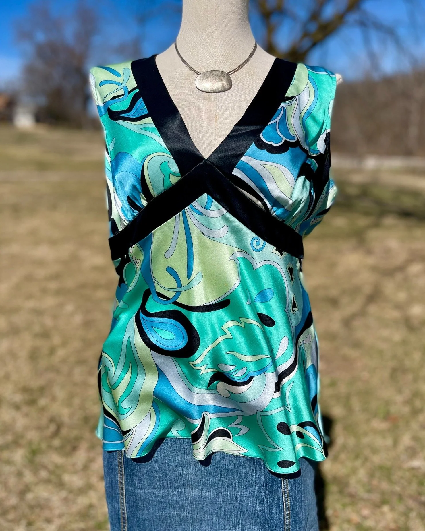 THIS SATURDAY, April 4th, @celest.thrifts will be setting up with us for our Des Moines show! Celest Thrifts sells curated vintage and Y2K clothing, shoes, and accessories; here's a sneak peek at some items you might find at the show! ✨ Details 👉

?