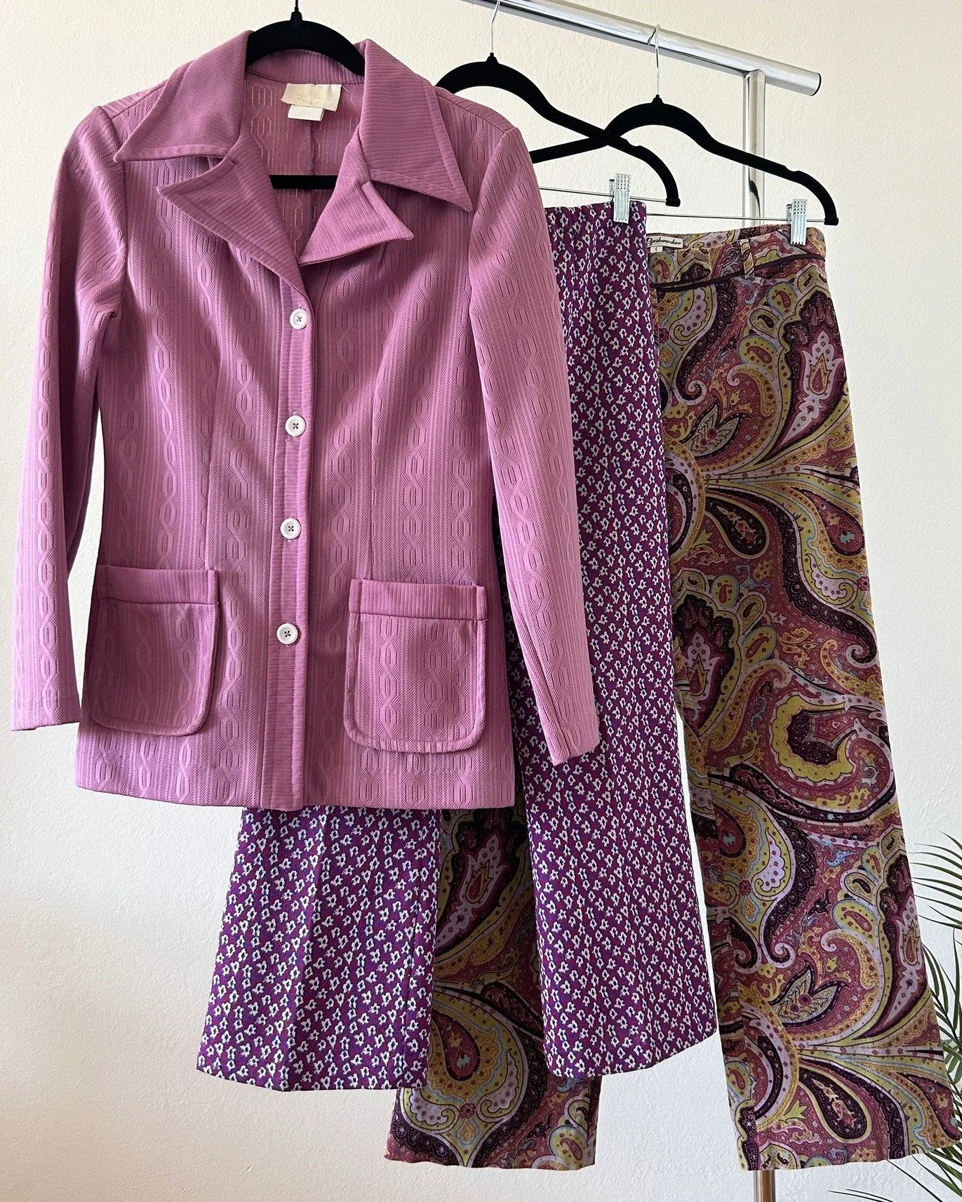 We're so excited to have @serialchic_vintage setting up with us NEXT SATURDAY, April 18th, for our San Mateo show! Rewind time and channel the past with our classic vintage collection! Serial Chic Vintage specializes in curated pieces from the 1950s-