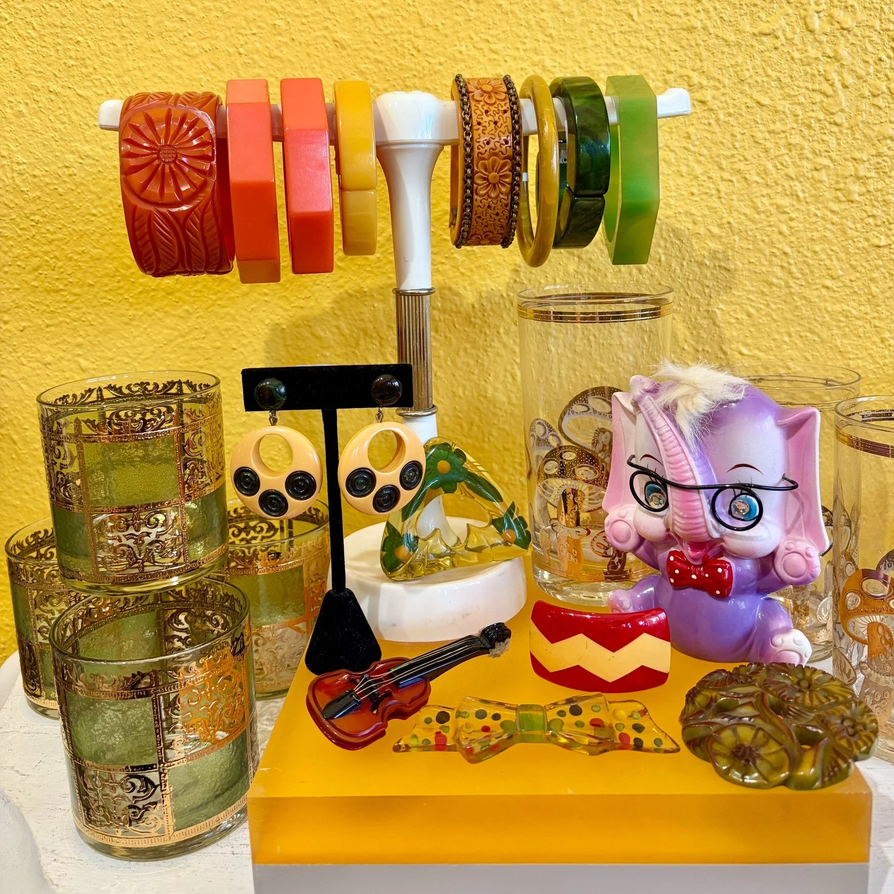 BAY AREA! Don't miss out on @multishoppevintage THIS SATURDAY, April 18th at our San Mateo show! The Multi Shoppe specializes in funky, colorful 50s-70s eras housewares, clothing and jewelry; we can't wait for you to see what they have ot offer! ✨ De