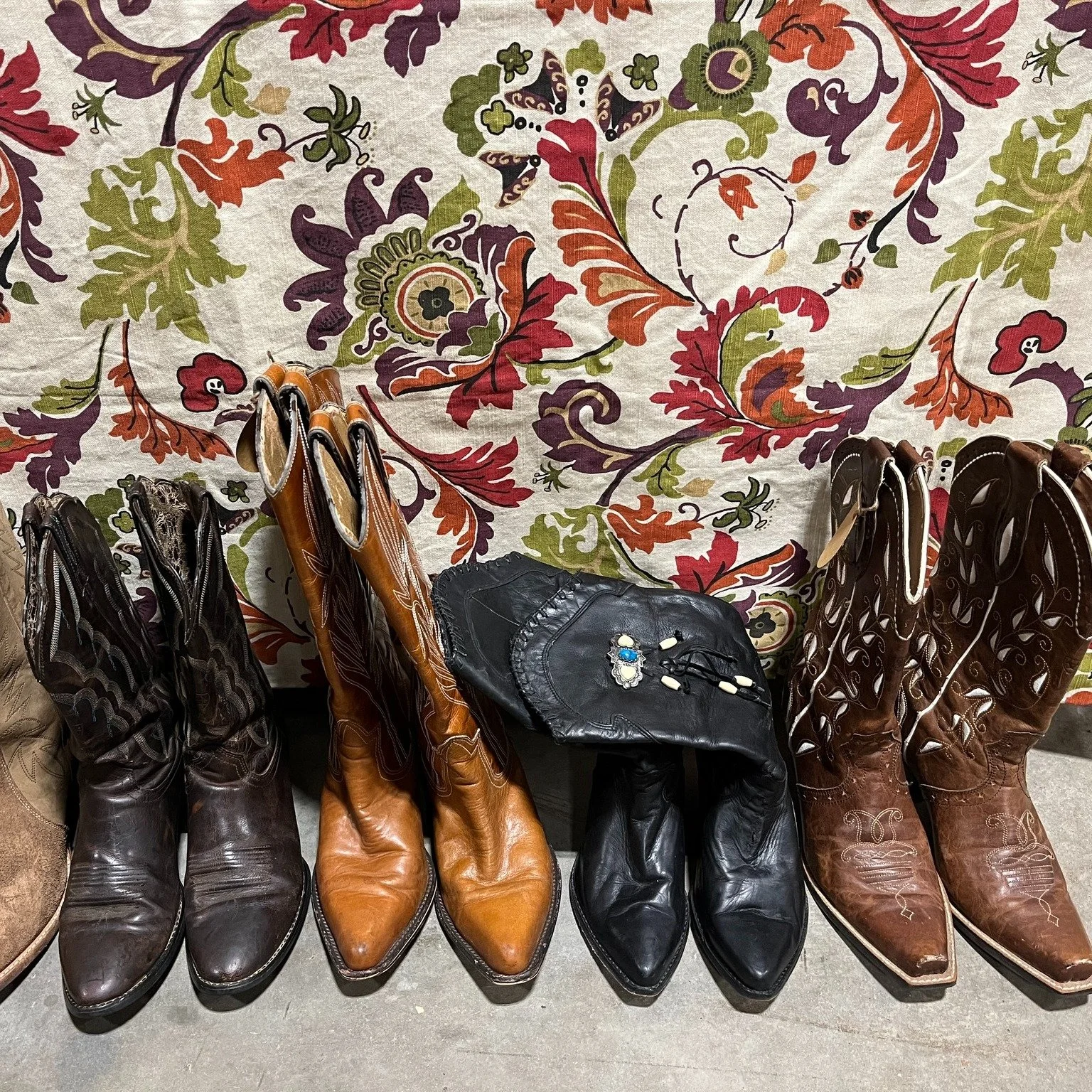 THIS SATURDAY! @vintagereimaginedfl will be setting up with us for our San Mateo show! They'll be offering a curated selection of vintage/mid-century decor, housewares and working film cameras; we can't wait for you to see what they have to offer! ✨ 