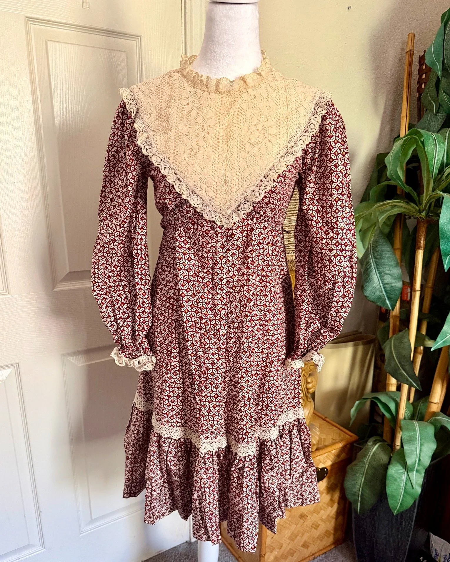 @lolas_vintage_closet will be joining us THIS SATURDAY, October 10th for our Tampa show, and we can't wait! They'll be offering eclectic vintage clothing and accessories from the 30s to 90s; be sure to stop by and see what they have to offer! ✨ Detai
