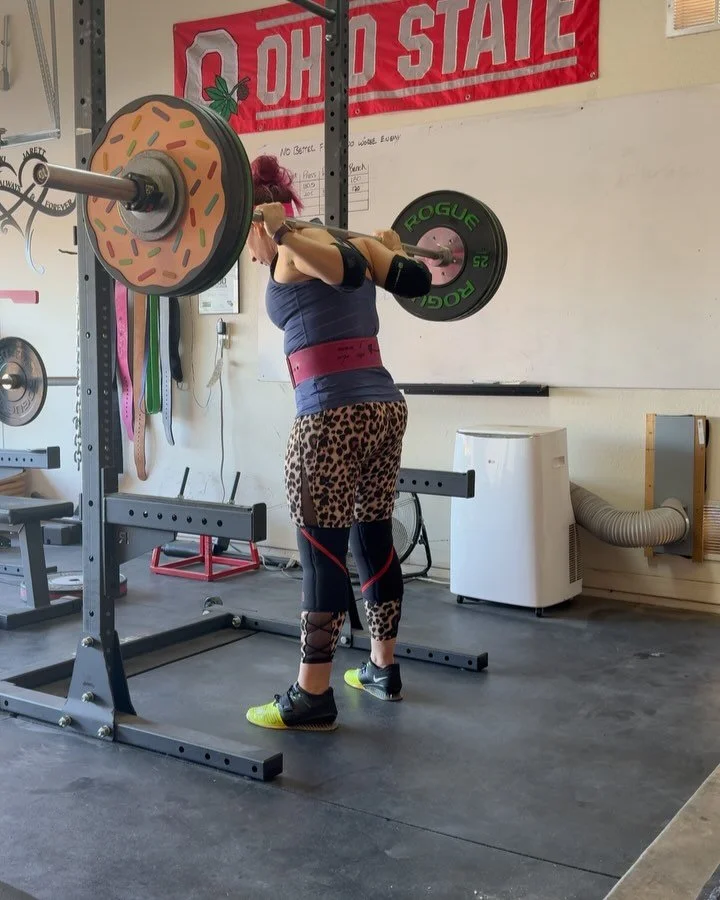 Long overdue postpartum training update! 💪 
It&rsquo;s been a minute since I shared here (hello, chaos 😅), but training is going really well!
🇺🇸 
I&rsquo;m patiently LP&rsquo;ing the main lifts back up &mdash; which can be humbling depending on t