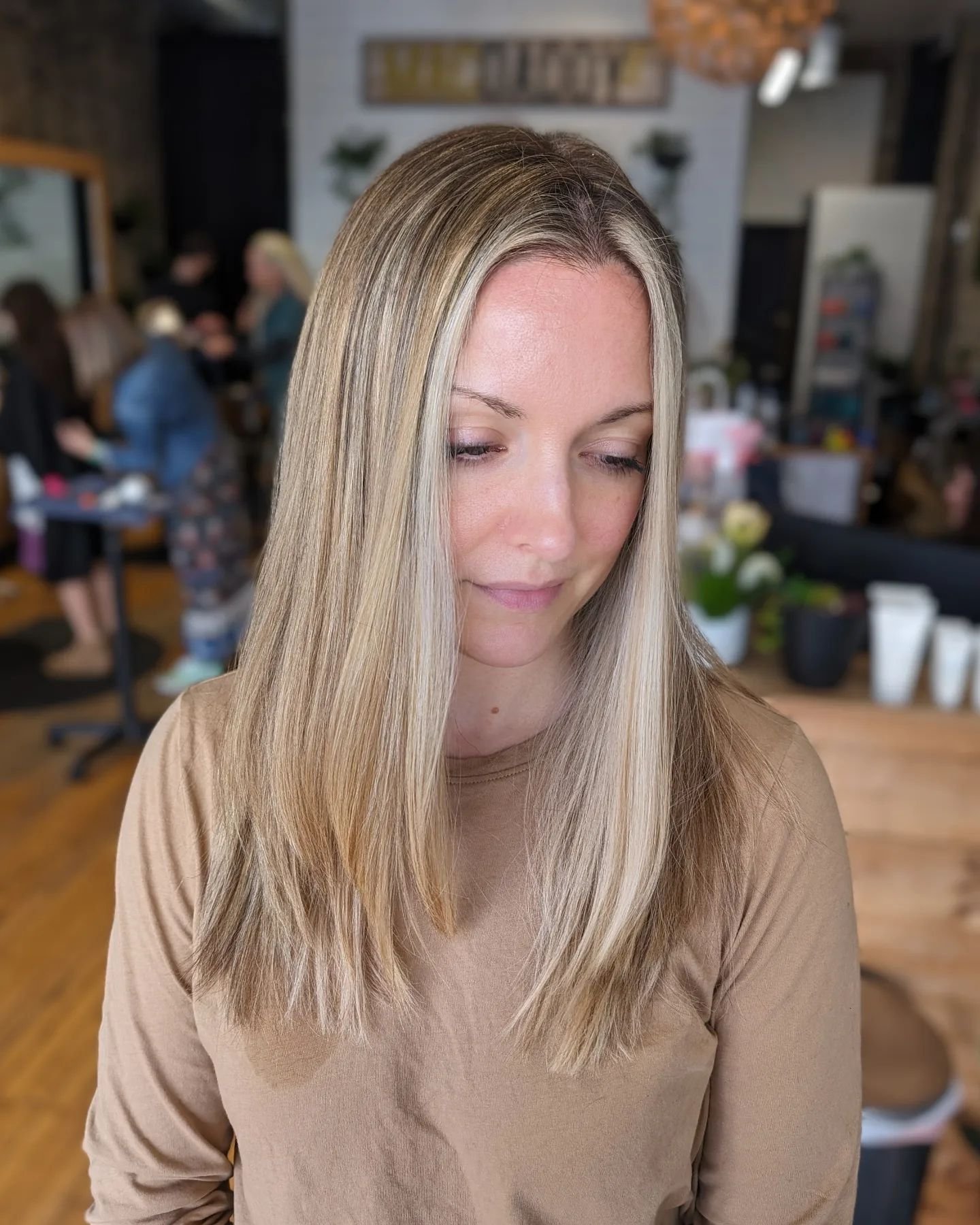 A blonde highlight refresh to start the weekend off right!
Color + Cut by @laura_macdaddysalon 

&bull;

&bull;

&bull;

#blondehighlight #forestparkil