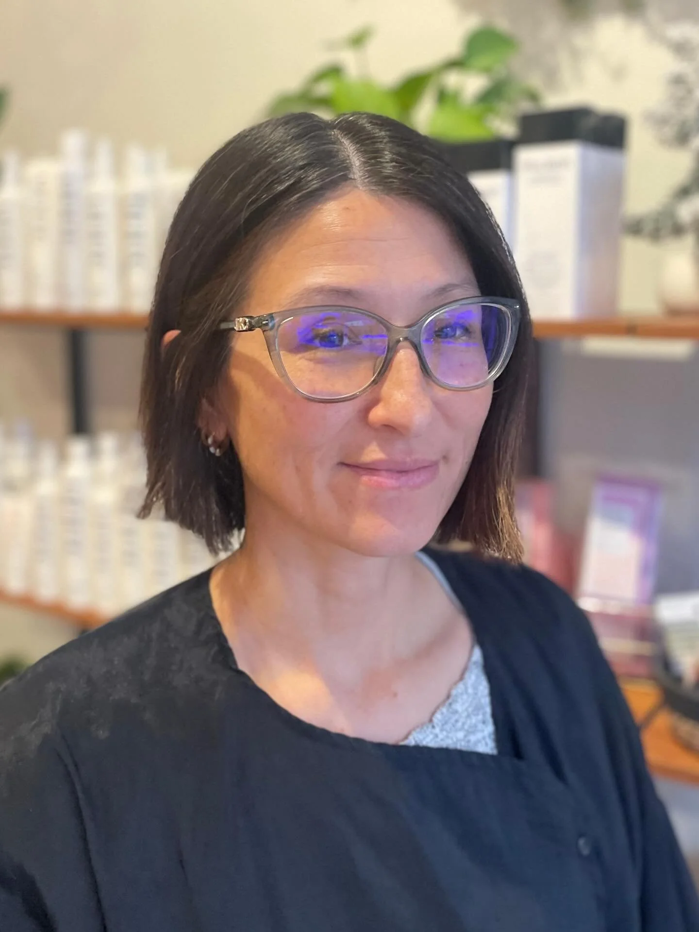 A lot of trust for a first time visit!

Cut by Stephanie 

#hairchop #bobhaircut #longtoshorthair #forestparkil