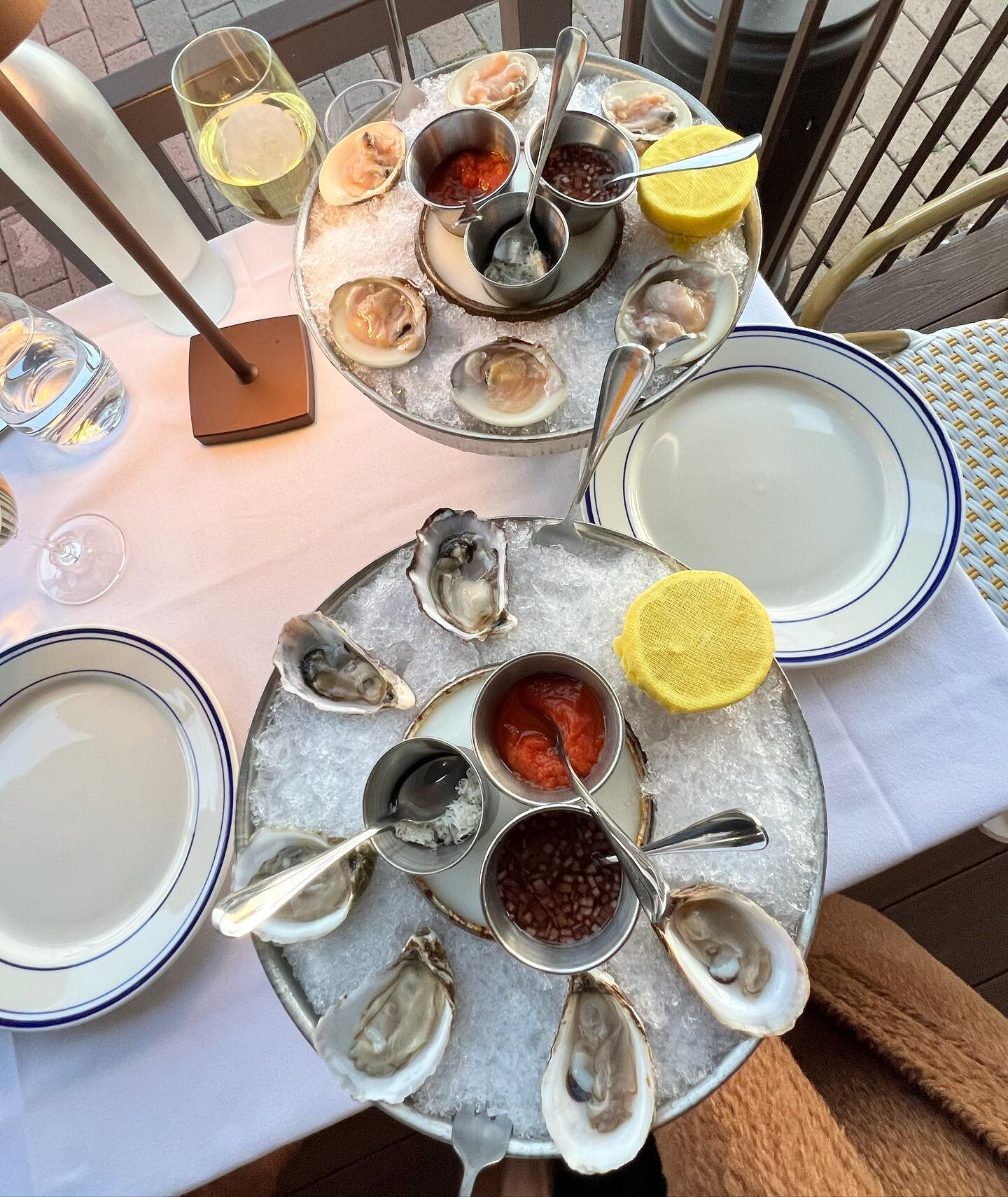 #oysters and #clams 😊

Reservations Weds-Sun on Resy.  Bar first come, first served.  Private dining room, email info@dearjanesla.com
.
.
.
.
.
#oldhollywood #oldschool #dearjanes #marinadelrey #dearjane #dearjanesla #larestaurants #forkyeah #eeeeea