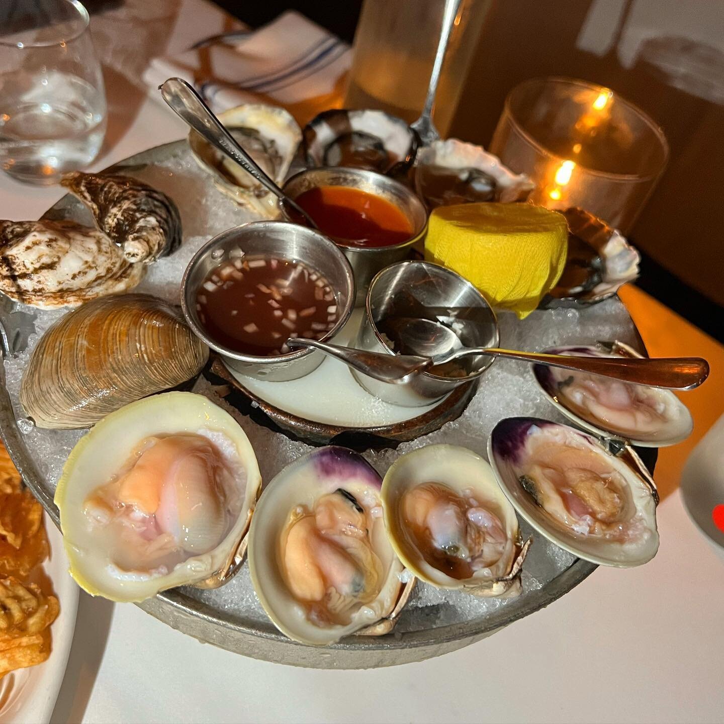 Oysters &lsquo;n clams!

Reservations:  DINNER &mdash; Weds-Sun and SUNDAY BRUNCH on Resy.  Bar first come, first served.  Private dining room, email info@dearjanesla.com
.
.
.
.
.
#oldhollywood #oldschool #dearjanes #marinadelrey #dearjane #dearjane