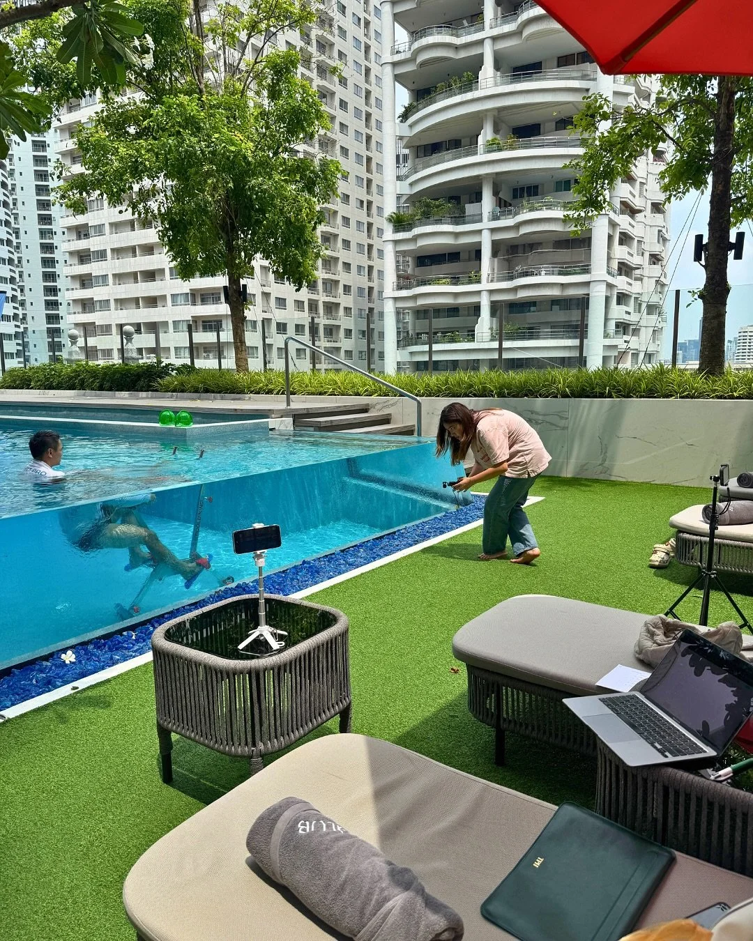 เบื้องหลังแคมเปญที่สร้างสรรค์ทุกแคมเปญคือทีมงานที่วางแผน ผลิต และผลักดันให้เกิดผลลัพธ์ นี่คือภาพวันผลิตของ The Ripple Club ความคิดสร้างสรรค์ ความร่วมมือ และความสม่ำเสมอในการเคลื่อนไหว ให้เราช่วยทำให้แคมเปญถัดไปของคุณมีชีวิตขึ้นมา →