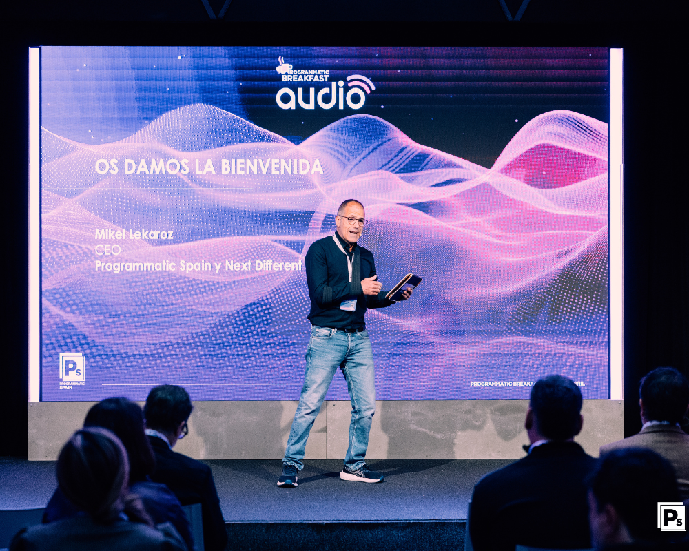 O áudio digital ganha terreno como canal estratégico, mas o investimento publicitário continua baixo