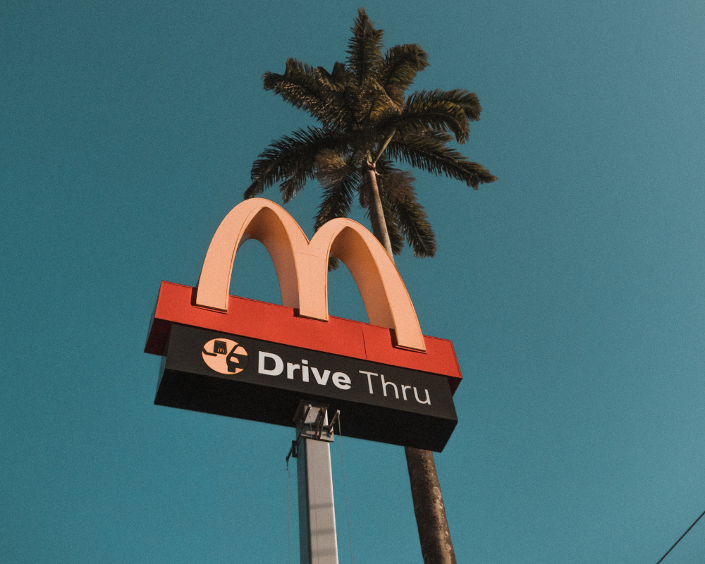 A McDonald’s estuda transformar os seus ecrãs digitais em novo inventário publicitário