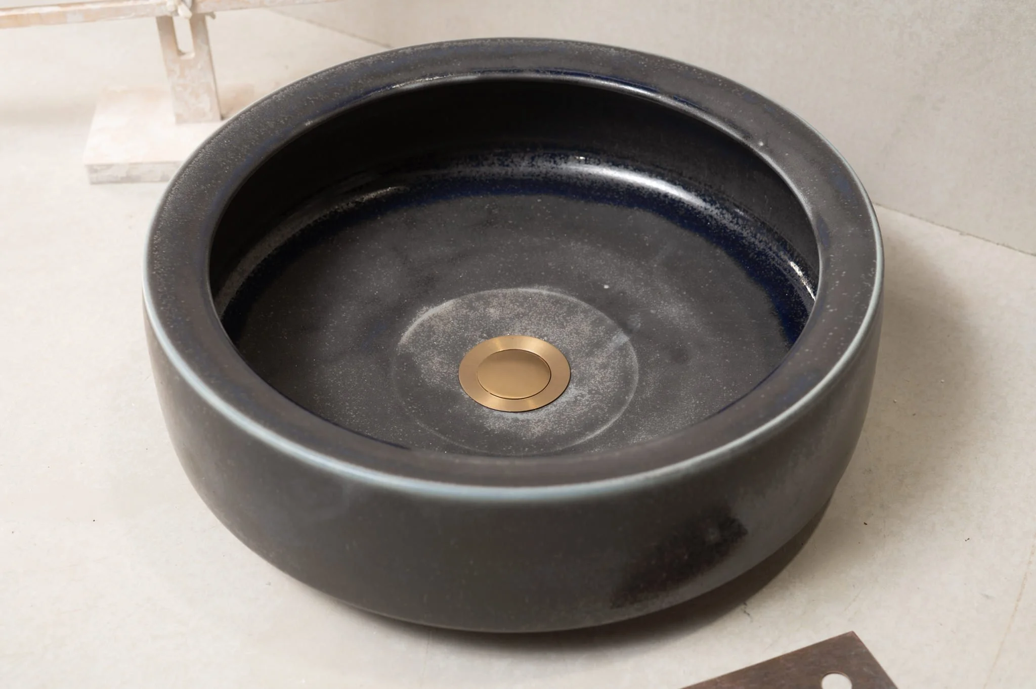 2880-handmade-ceramic-hand-basin-lindsey-wherrett-003.jpg