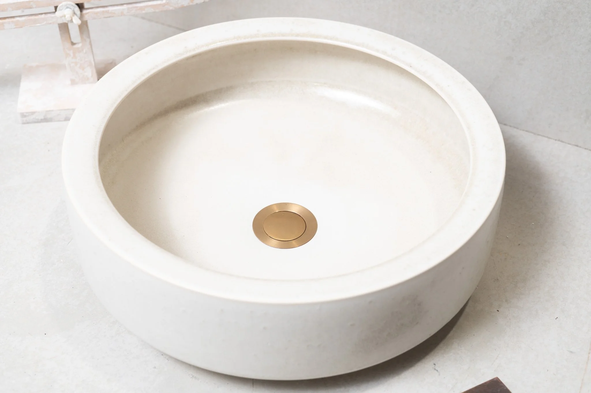 2970-handmade-ceramic-hand-basin-lindsey-wherrett-003.jpg