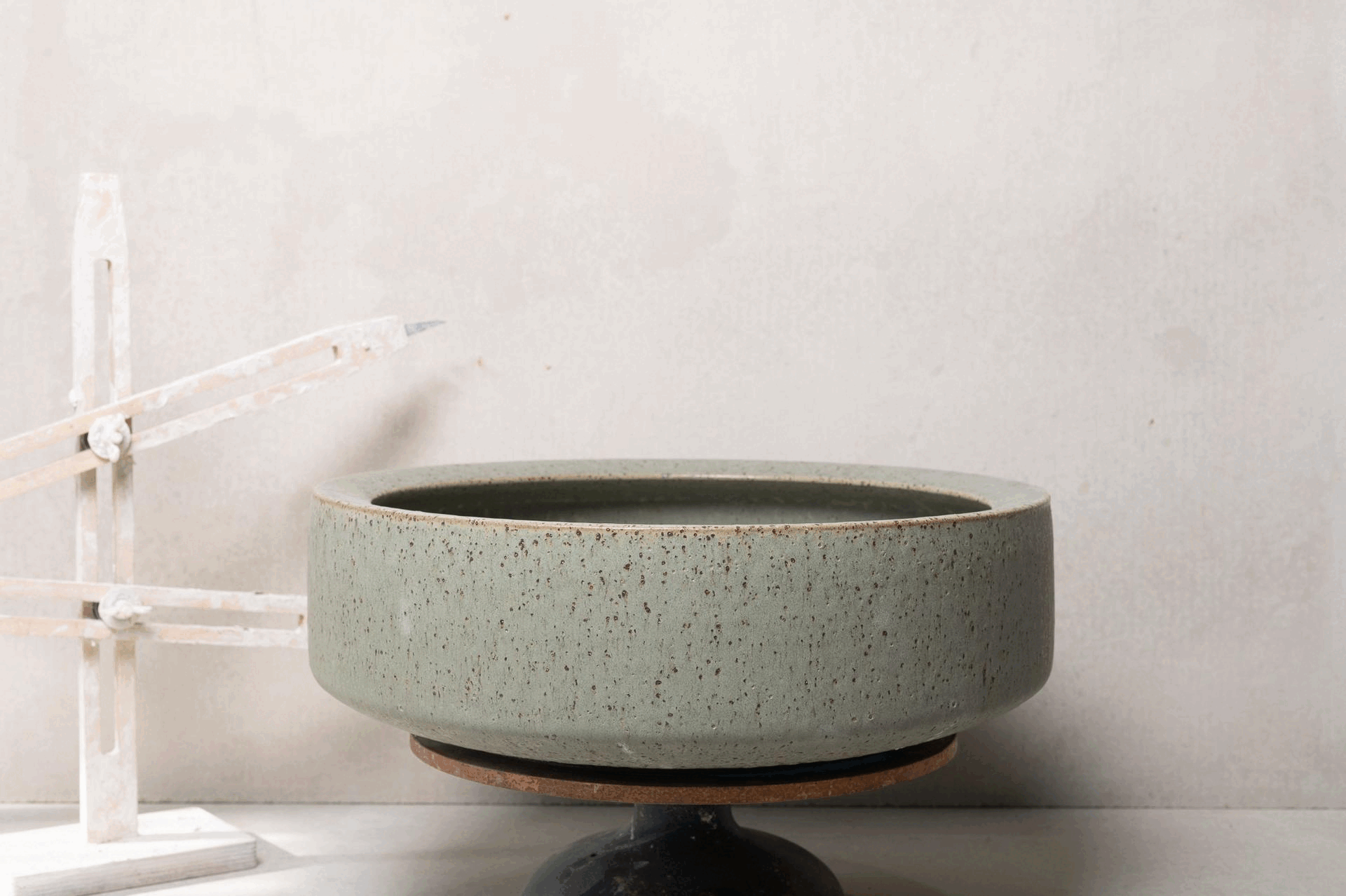 2550-handmade-ceramic-hand-basin-lindsey-wherrett-02.gif