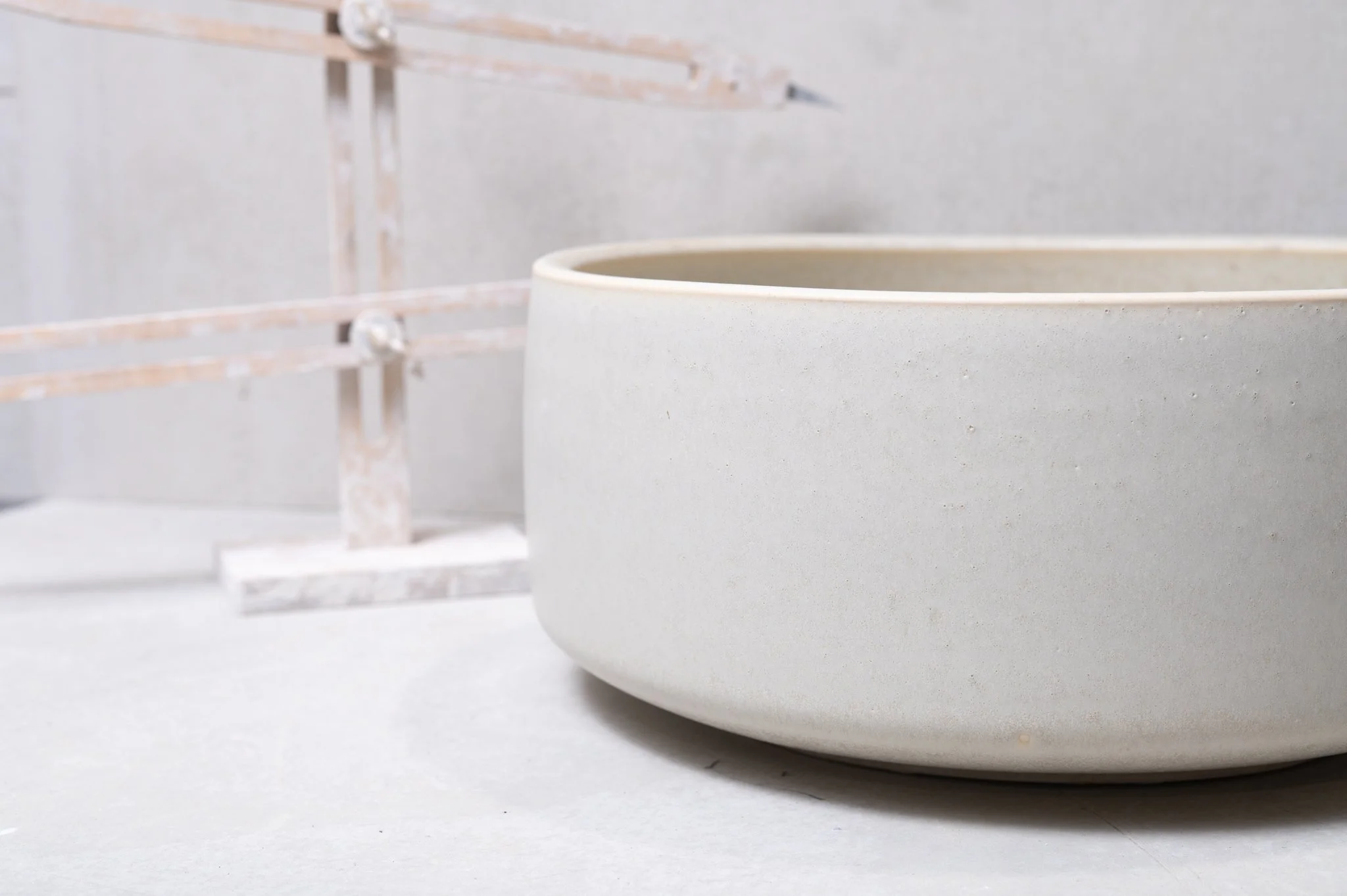 2860-handmade-ceramic-hand-basin-lindsey-wherrett-004.jpg