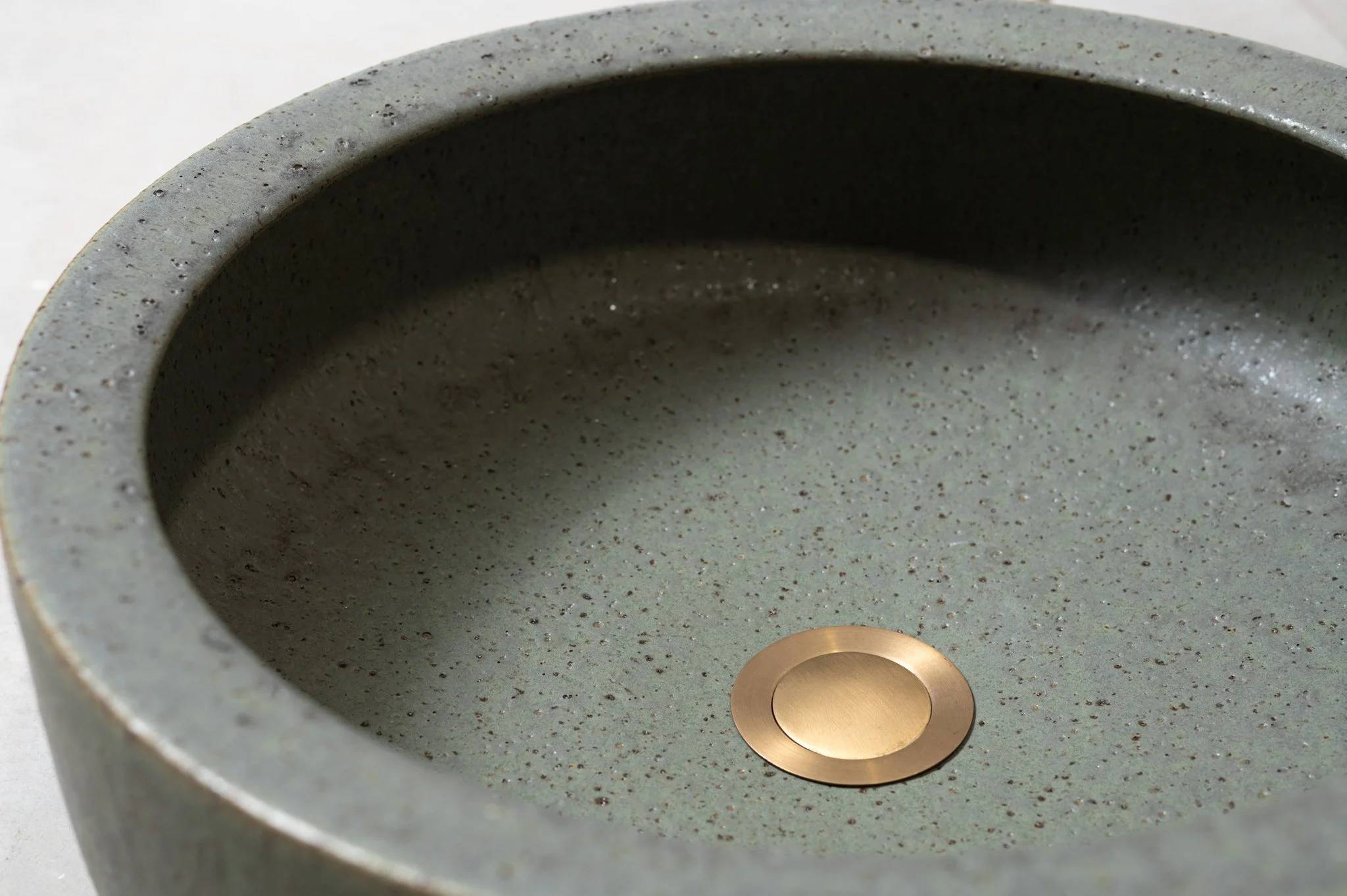 2840-handmade-ceramic-hand-basin-lindsey-wherrett-002.jpg
