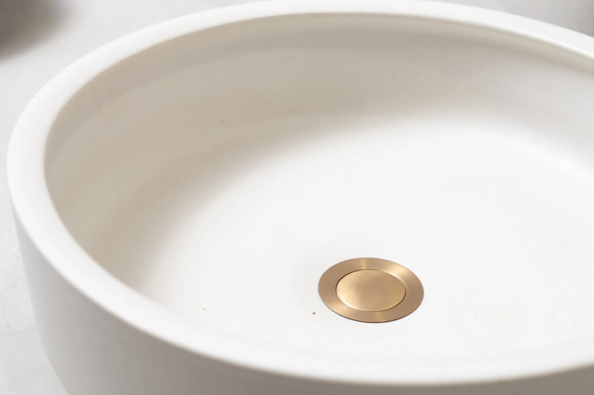 2850-handmade-ceramic-hand-basin-lindsey-wherrett-002.jpg