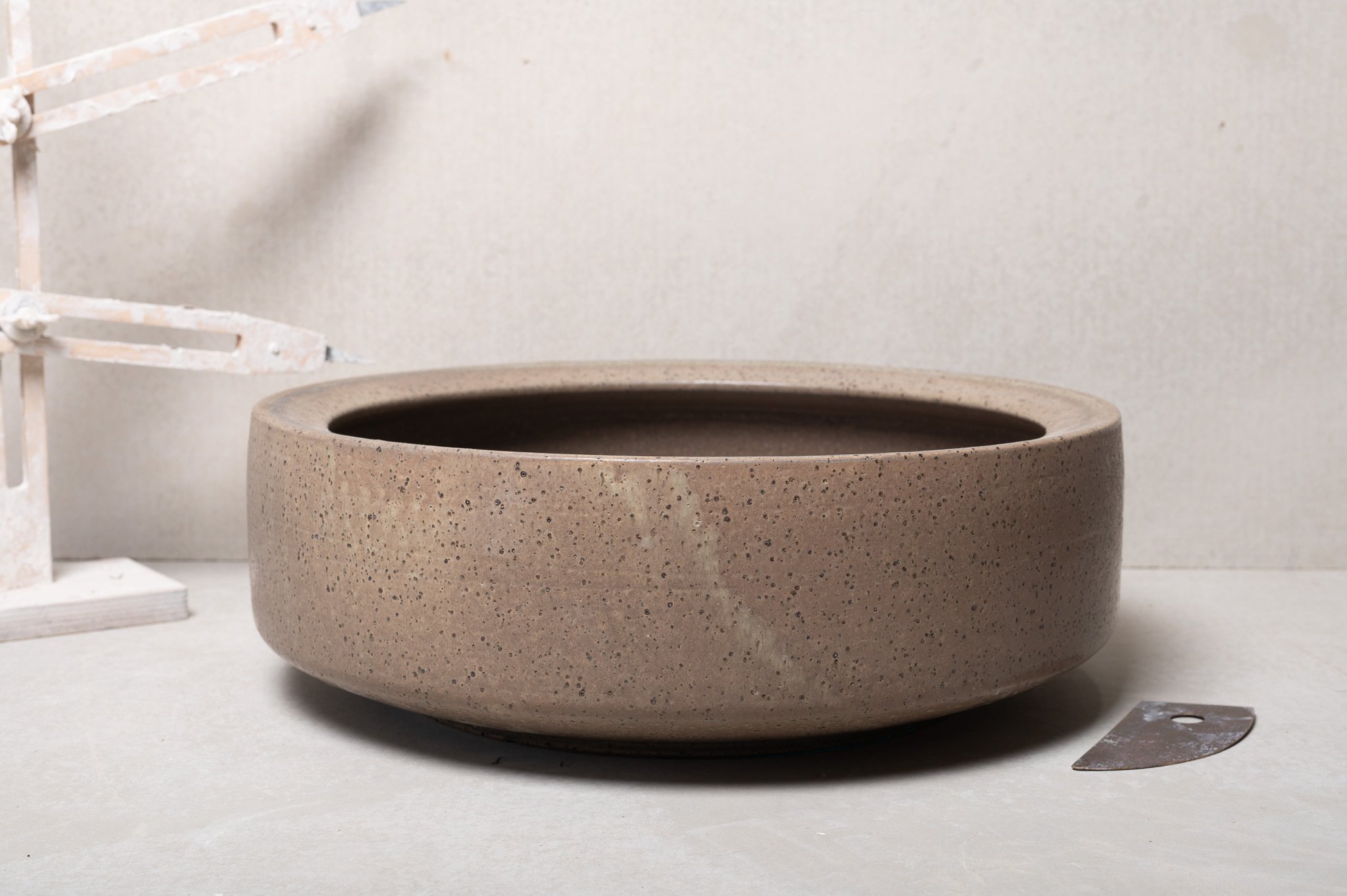 2500-handmade-ceramic-hand-basin-lindsey-wherrett-01.jpg
