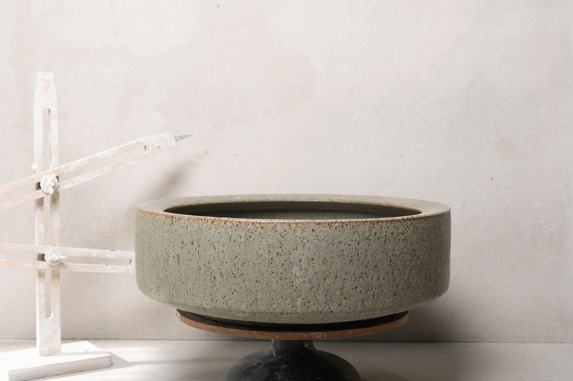 2560-handmade-ceramic-hand-basin-lindsey-wherrett-02.gif