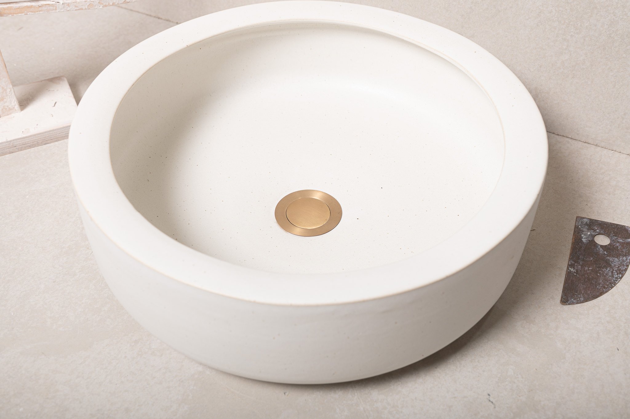2740-handmade-ceramic-hand-basin-lindsey-wherrett-04.jpg