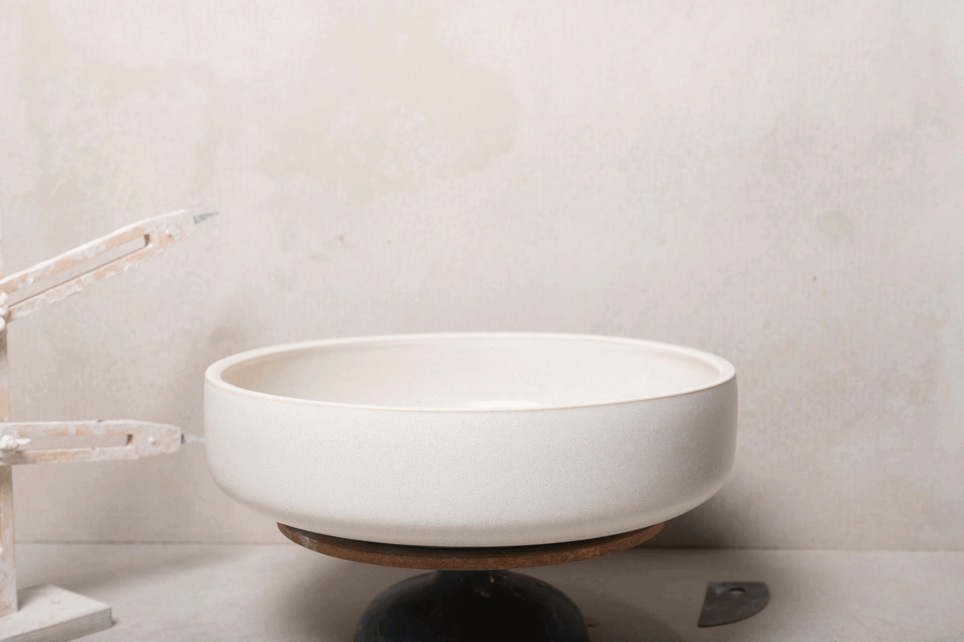 2750-handmade-ceramic-hand-basin-lindsey-wherrett-02.gif