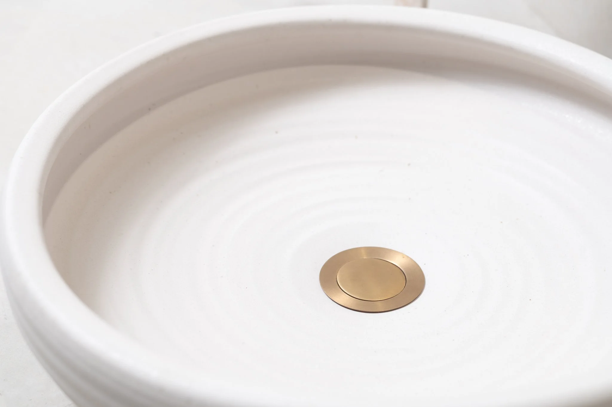 2890-handmade-ceramic-hand-basin-lindsey-wherrett-002.jpg