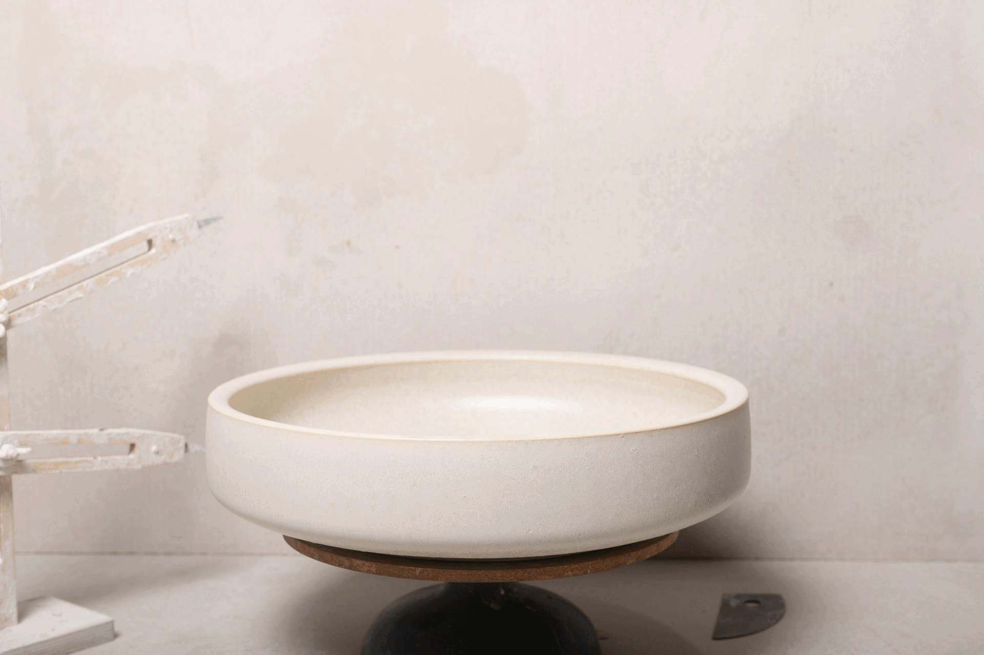 2730-handmade-ceramic-hand-basin-lindsey-wherrett-02.gif