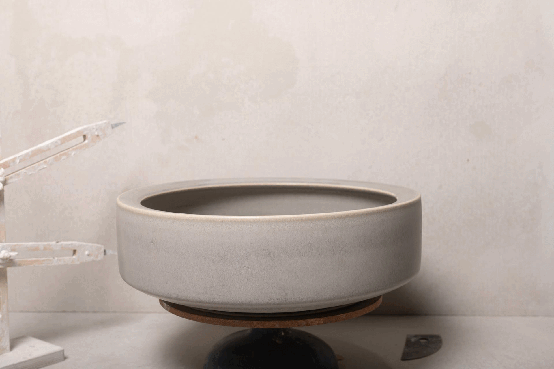 2690-handmade-ceramic-hand-basin-lindsey-wherrett-02.gif