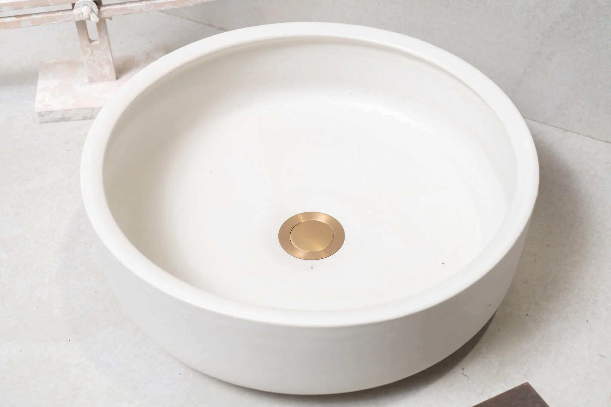2850-handmade-ceramic-hand-basin-lindsey-wherrett-003.jpg