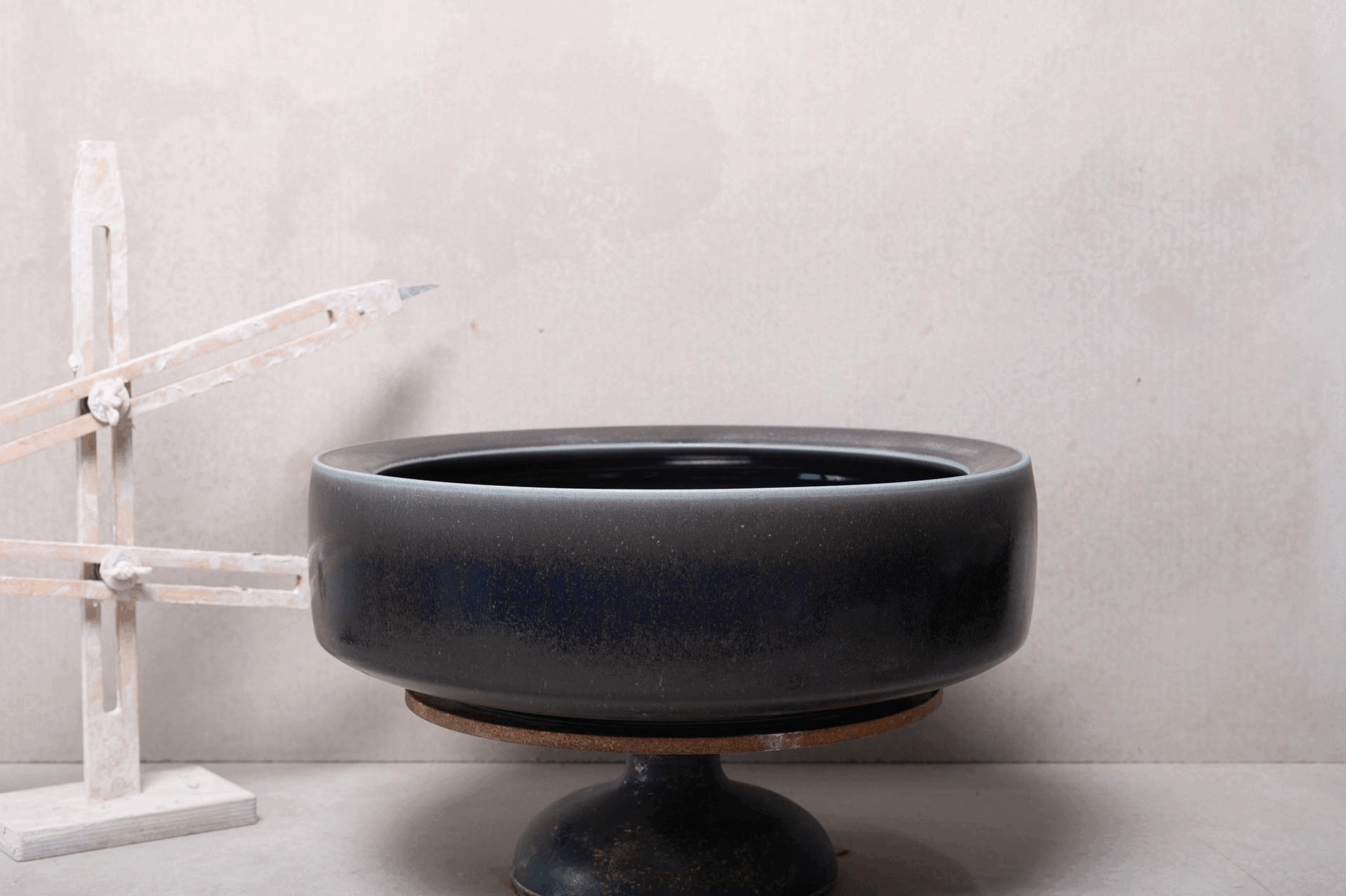 2670-handmade-ceramic-hand-basin-lindsey-wherrett-02.gif