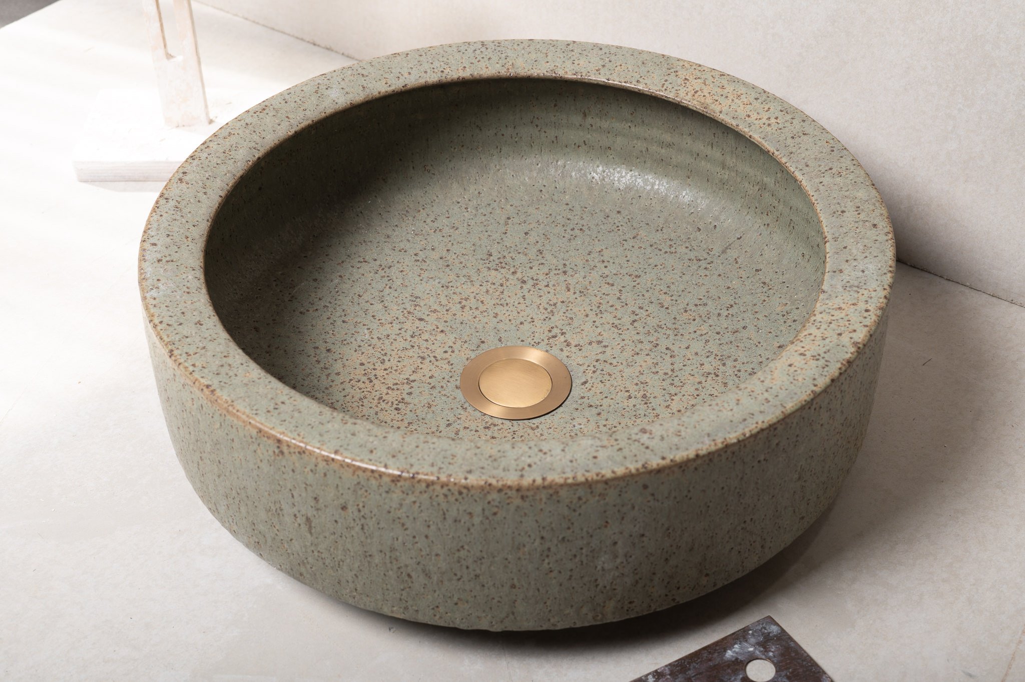 2560-handmade-ceramic-hand-basin-lindsey-wherrett-04.jpg