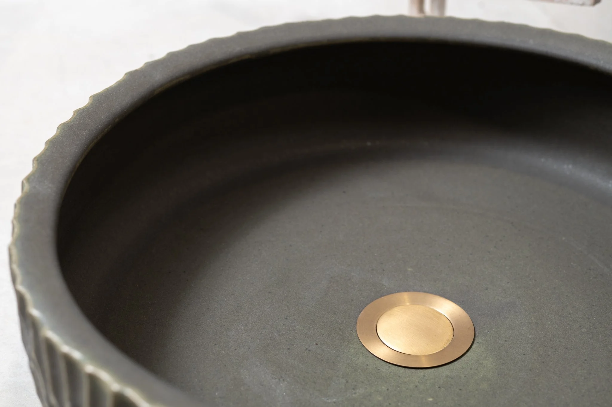 2900-handmade-ceramic-hand-basin-lindsey-wherrett-002.jpg