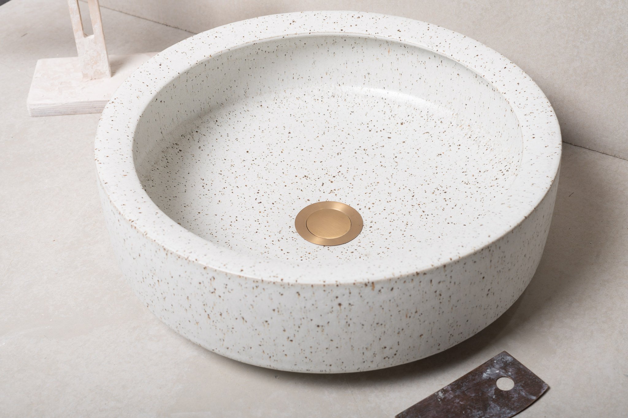 2530-handmade-ceramic-hand-basin-lindsey-wherrett-04.jpg