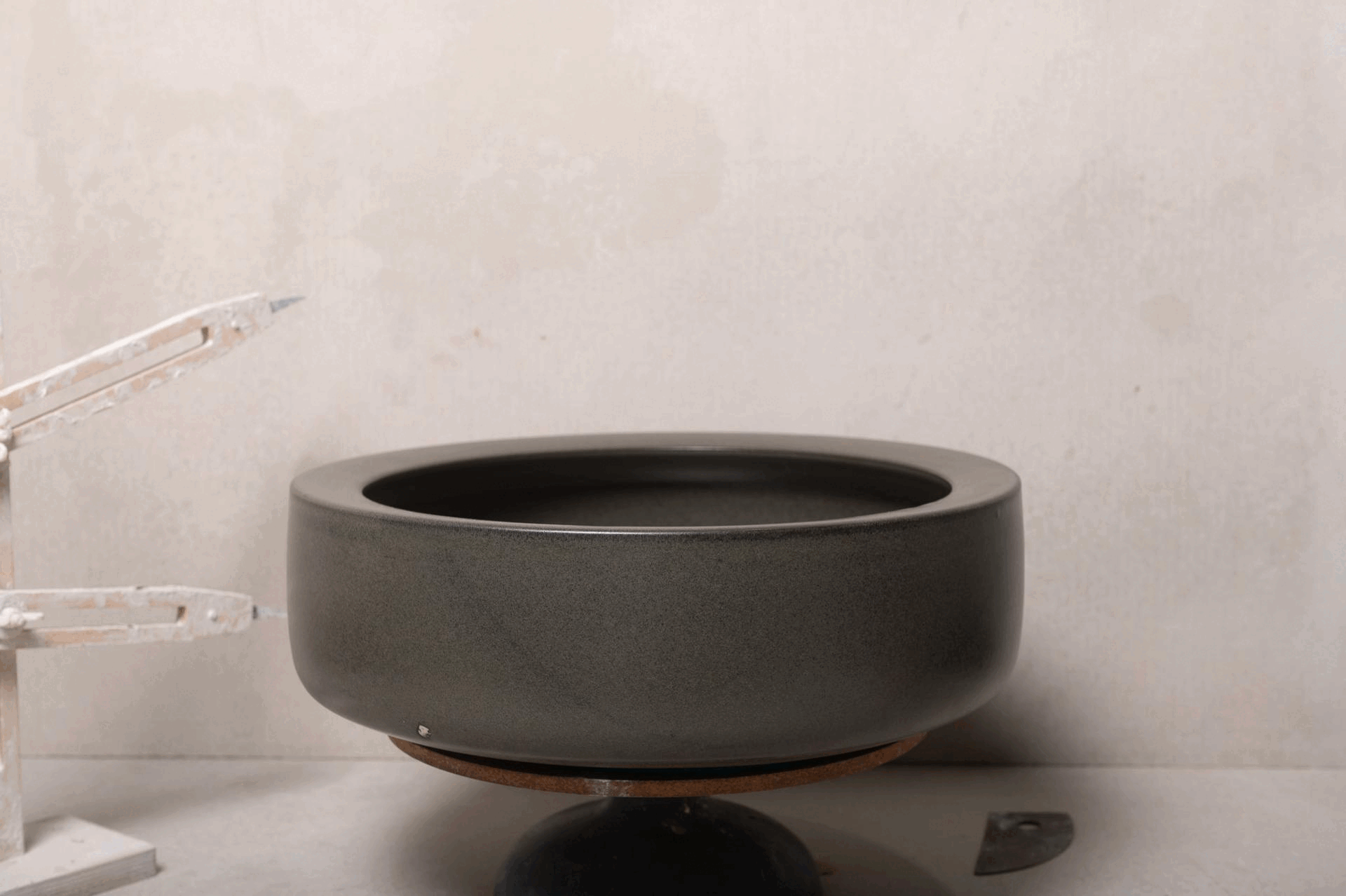 2770-handmade-ceramic-hand-basin-lindsey-wherrett-02.gif