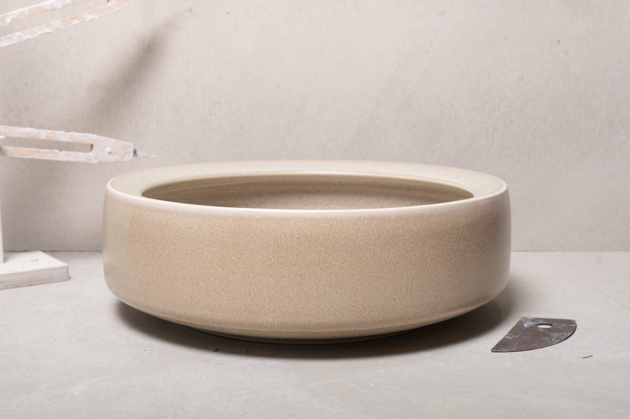 2600-handmade-ceramic-hand-basin-lindsey-wherrett-01.jpg
