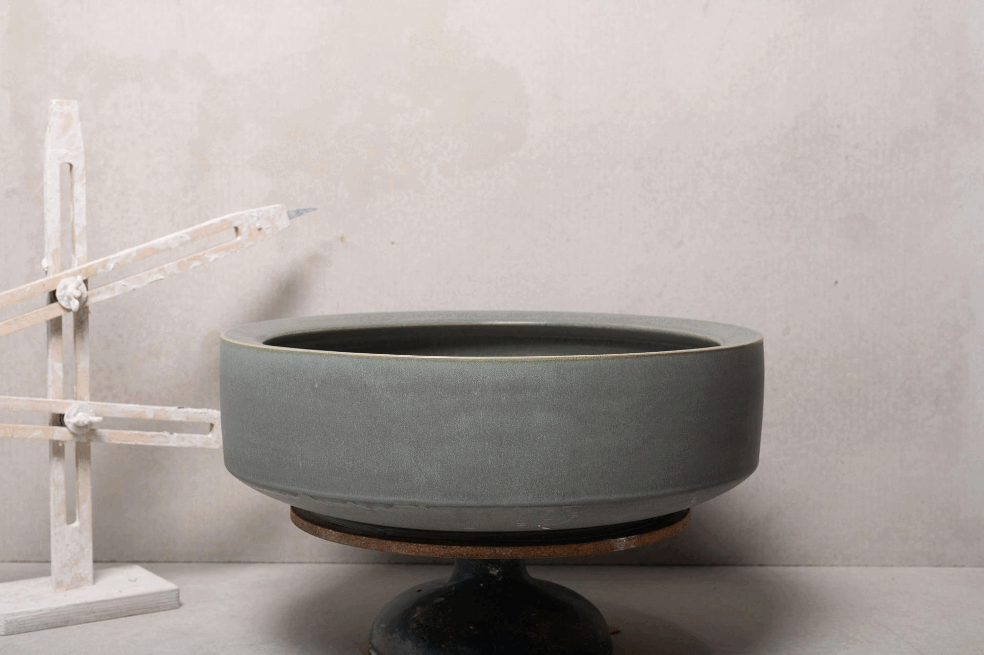 2640-handmade-ceramic-hand-basin-lindsey-wherrett-02.gif