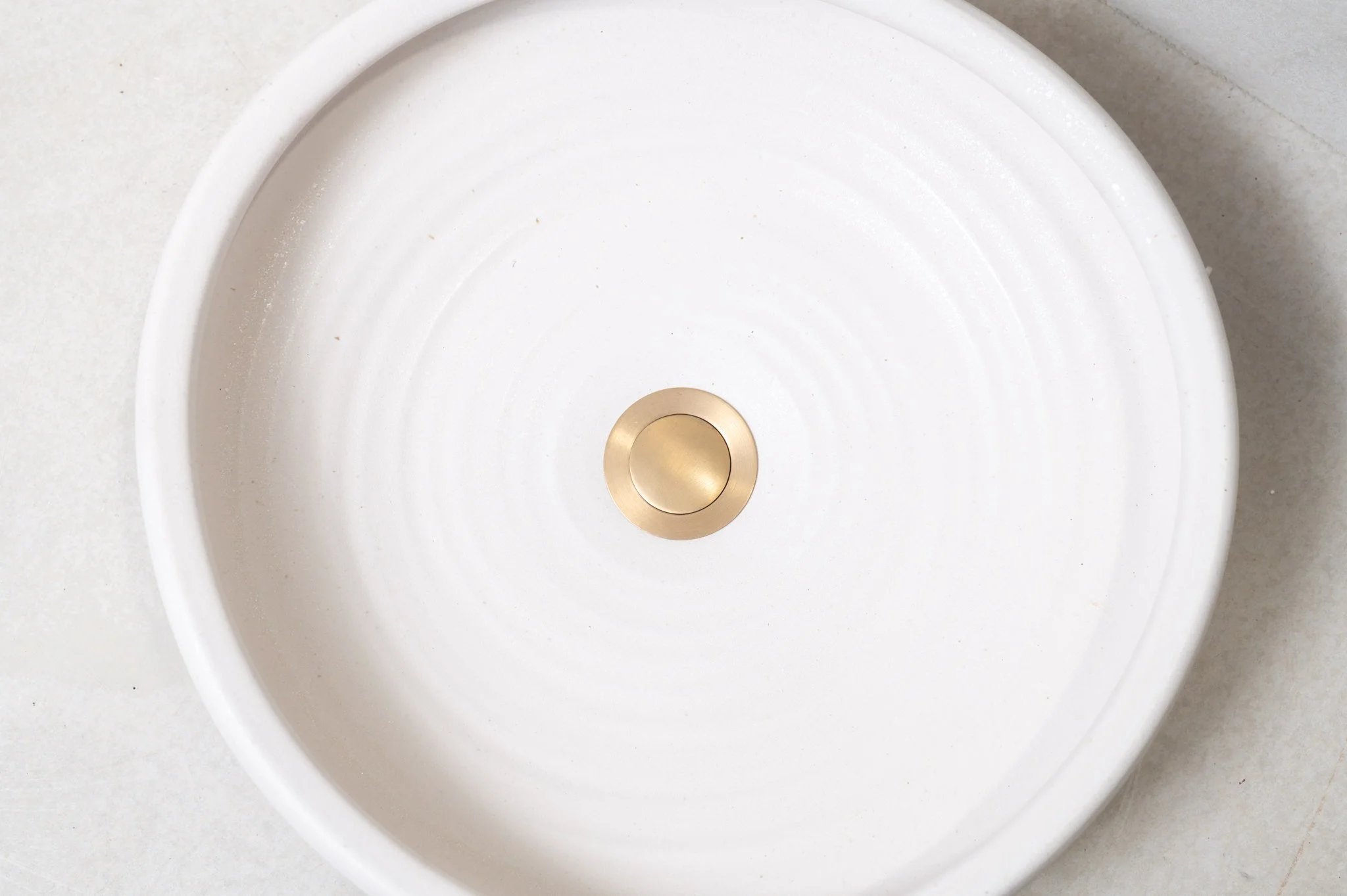 2890-handmade-ceramic-hand-basin-lindsey-wherrett-004.jpg