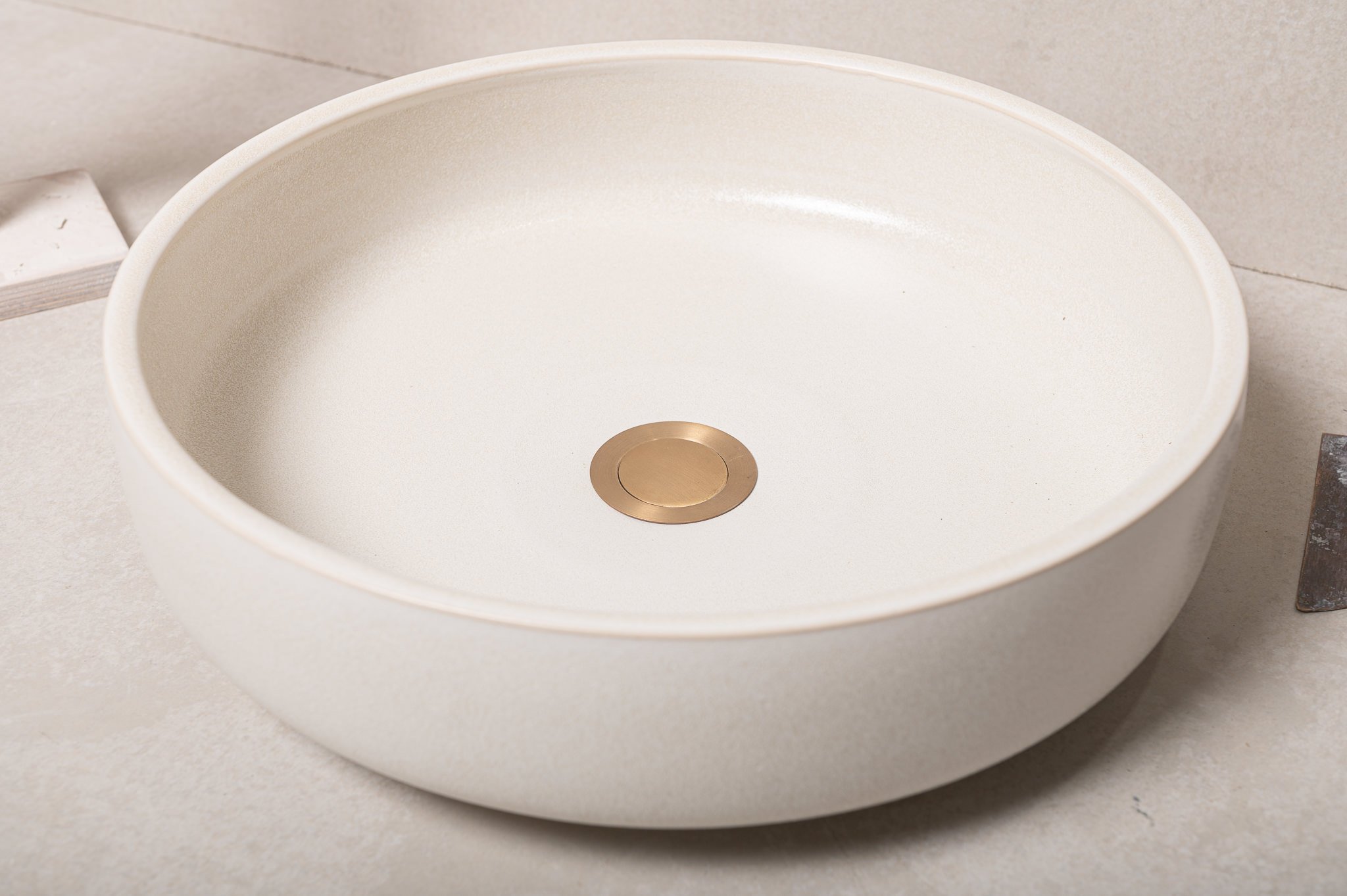 2750-handmade-ceramic-hand-basin-lindsey-wherrett-04.jpg